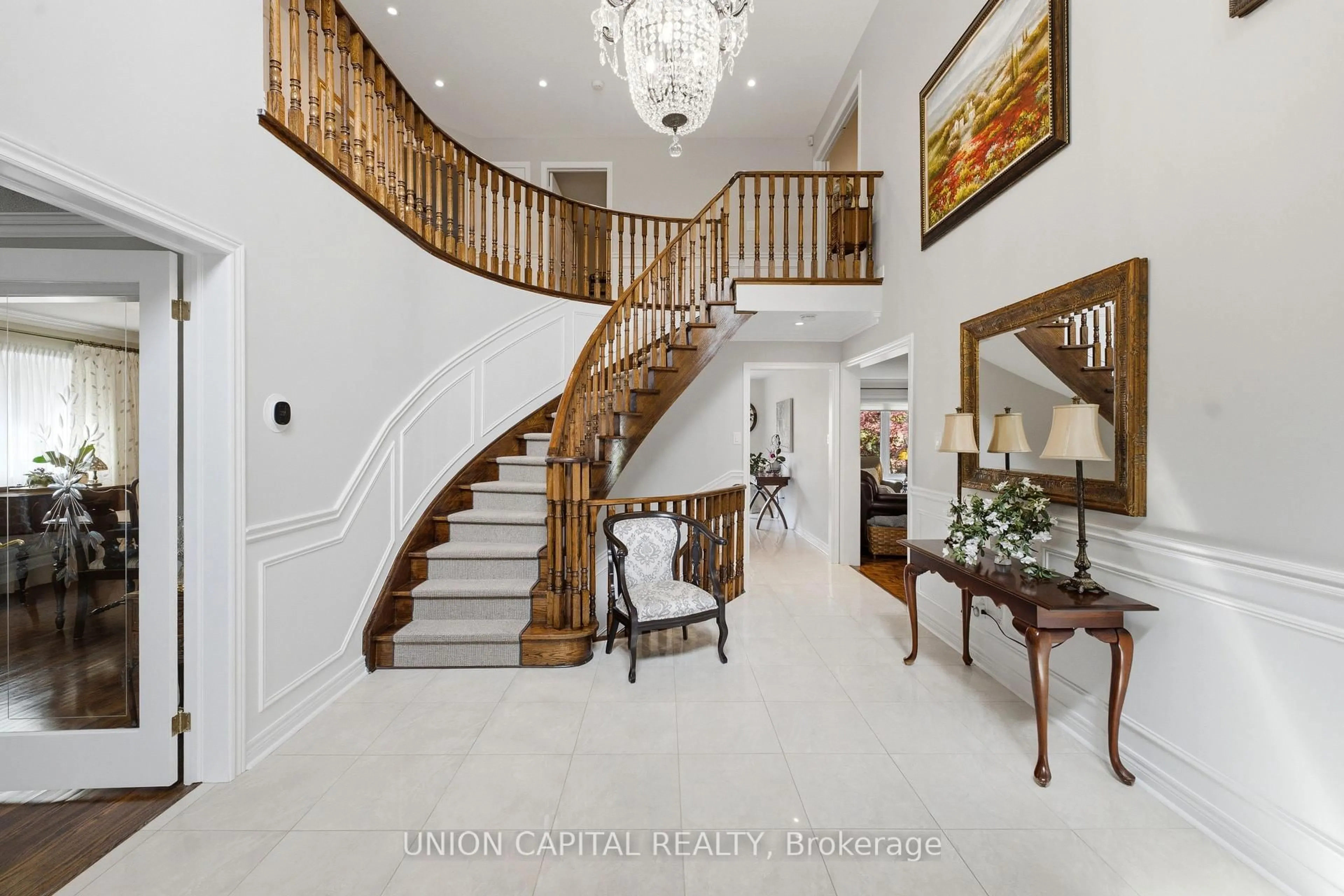 Indoor foyer for 10 Myers Blvd, Richmond Hill Ontario L4C 0C2