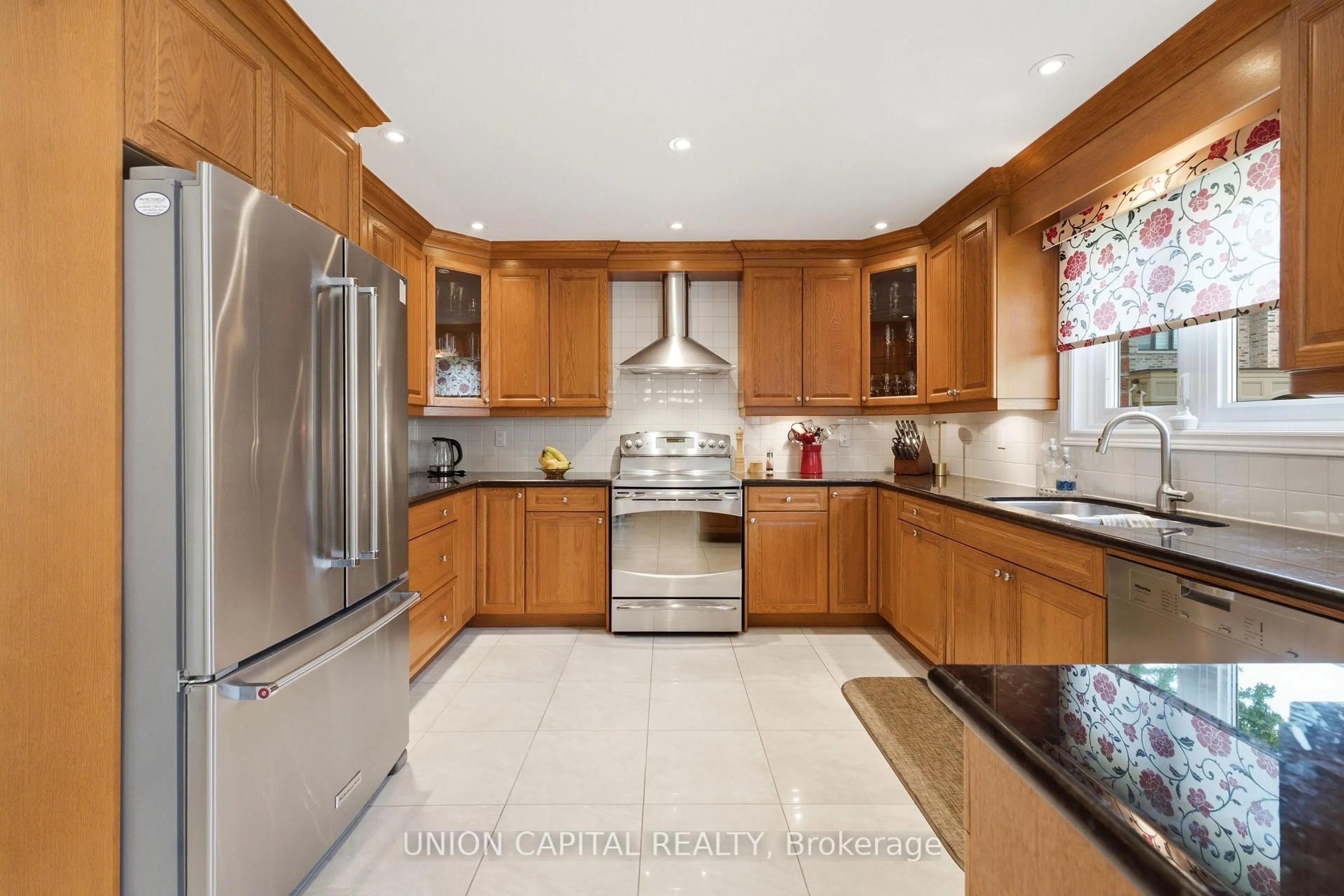 Contemporary kitchen, ceramic/tile floor for 10 Myers Blvd, Richmond Hill Ontario L4C 0C2