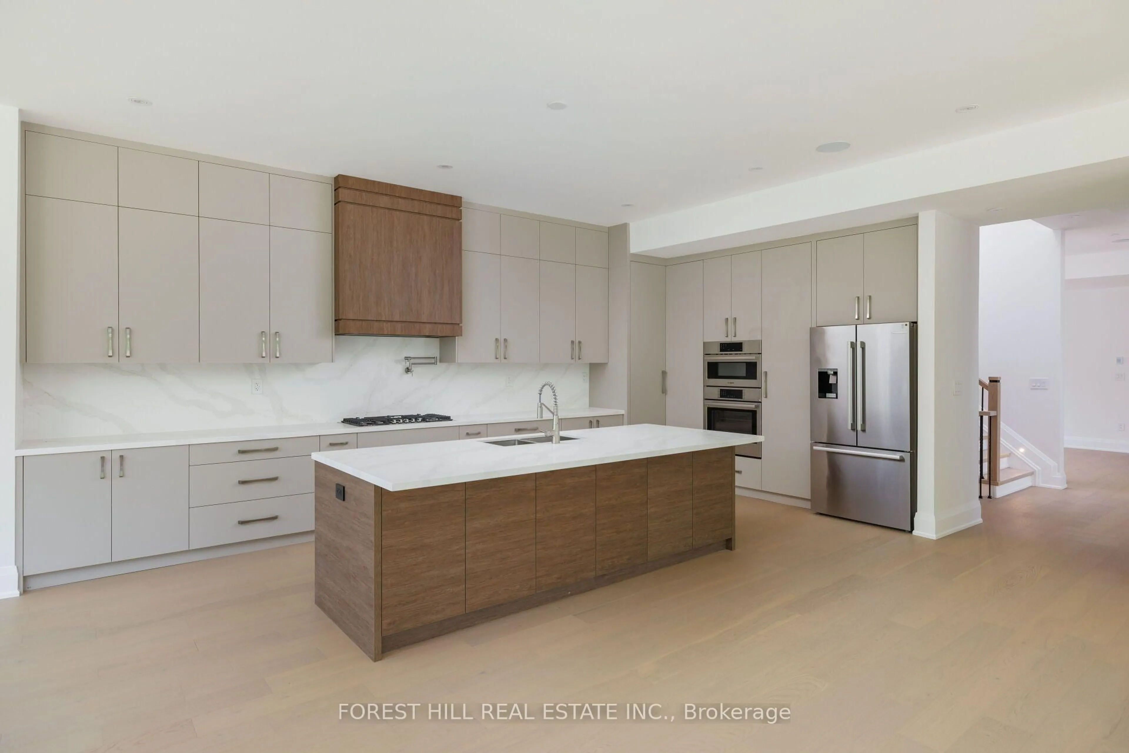 Open concept kitchen, ceramic/tile floor for 5 Cedar Cres, Aurora Ontario L4G 3J7