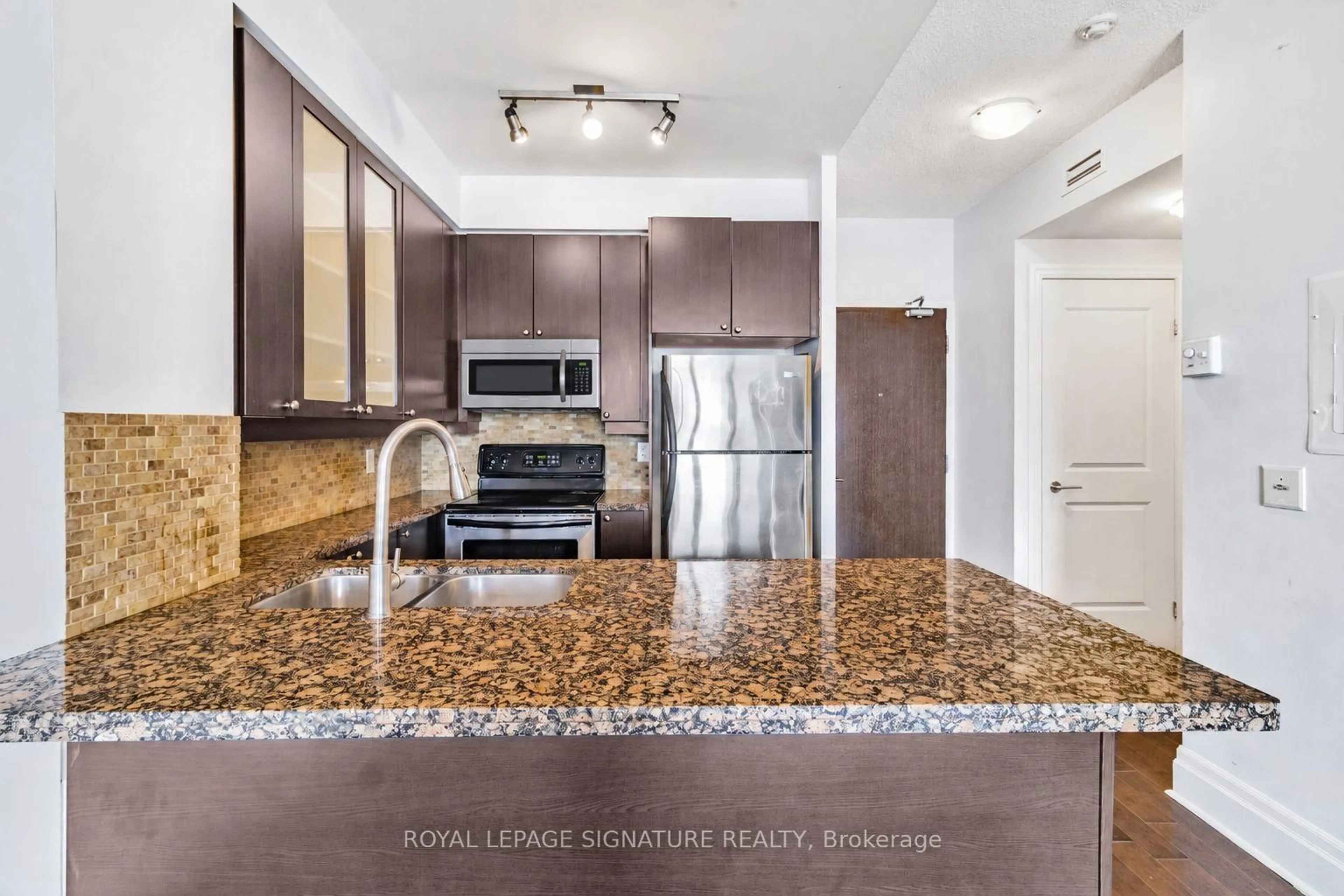 Open concept kitchen, ceramic/tile floor for 39 Upper Duke Cres #408, Markham Ontario L6G 0B8