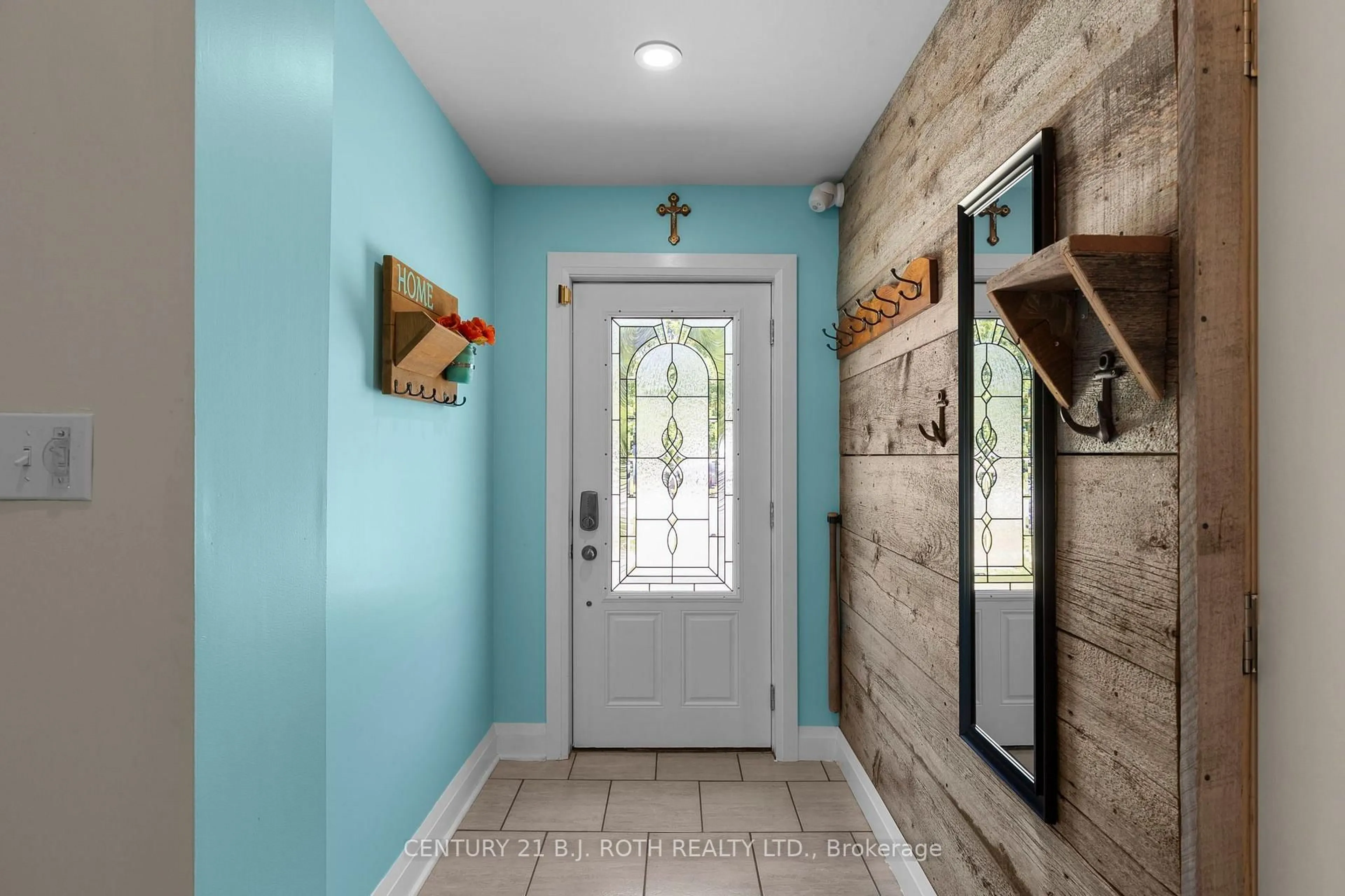 Indoor entryway for 128 Queen St, Essa Ontario L0M 1B0