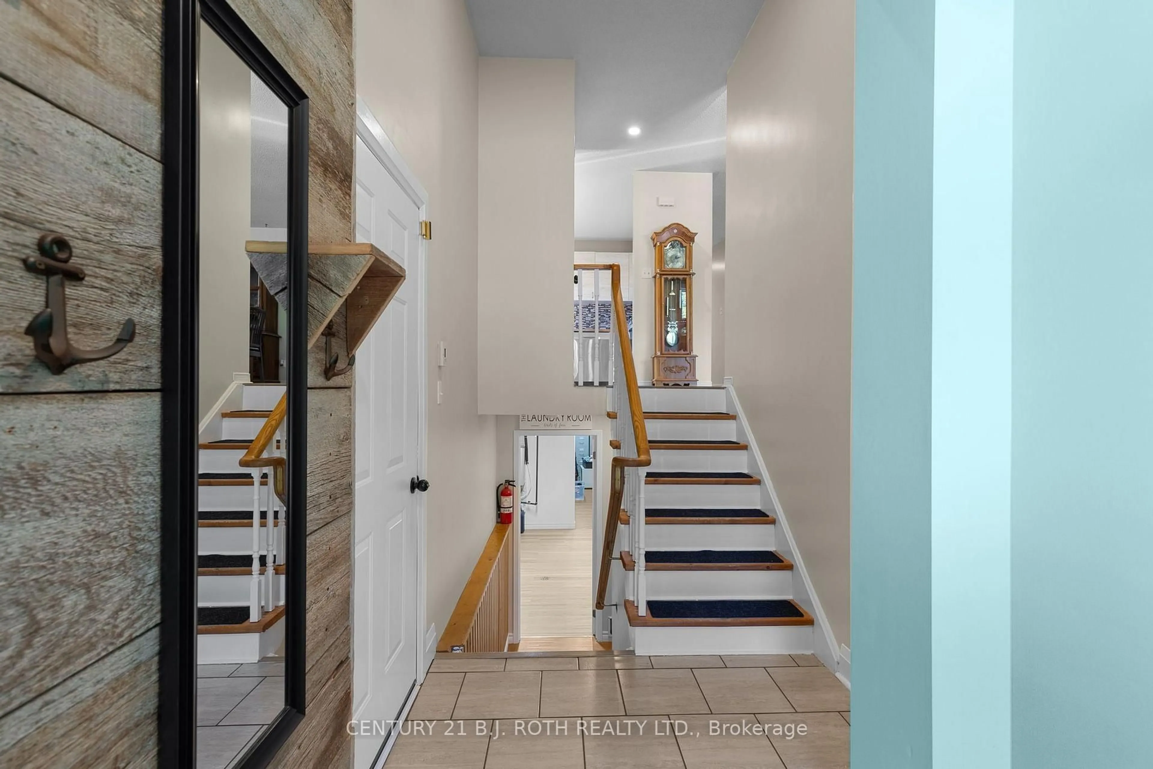 Indoor foyer for 128 Queen St, Essa Ontario L0M 1B0