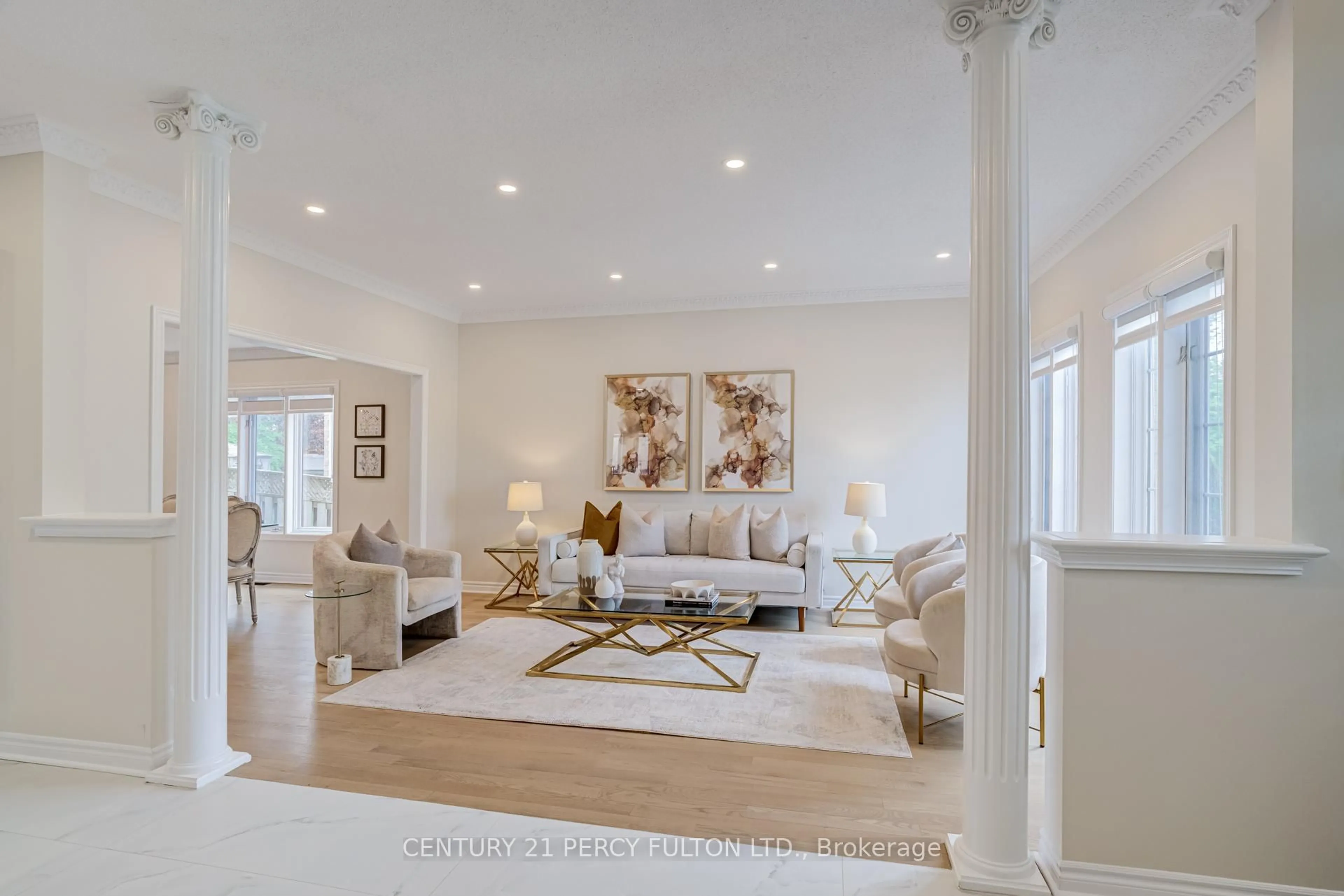 Living room with furniture, unknown for 118 Village Gate Dr, Markham Ontario L6C 1W5