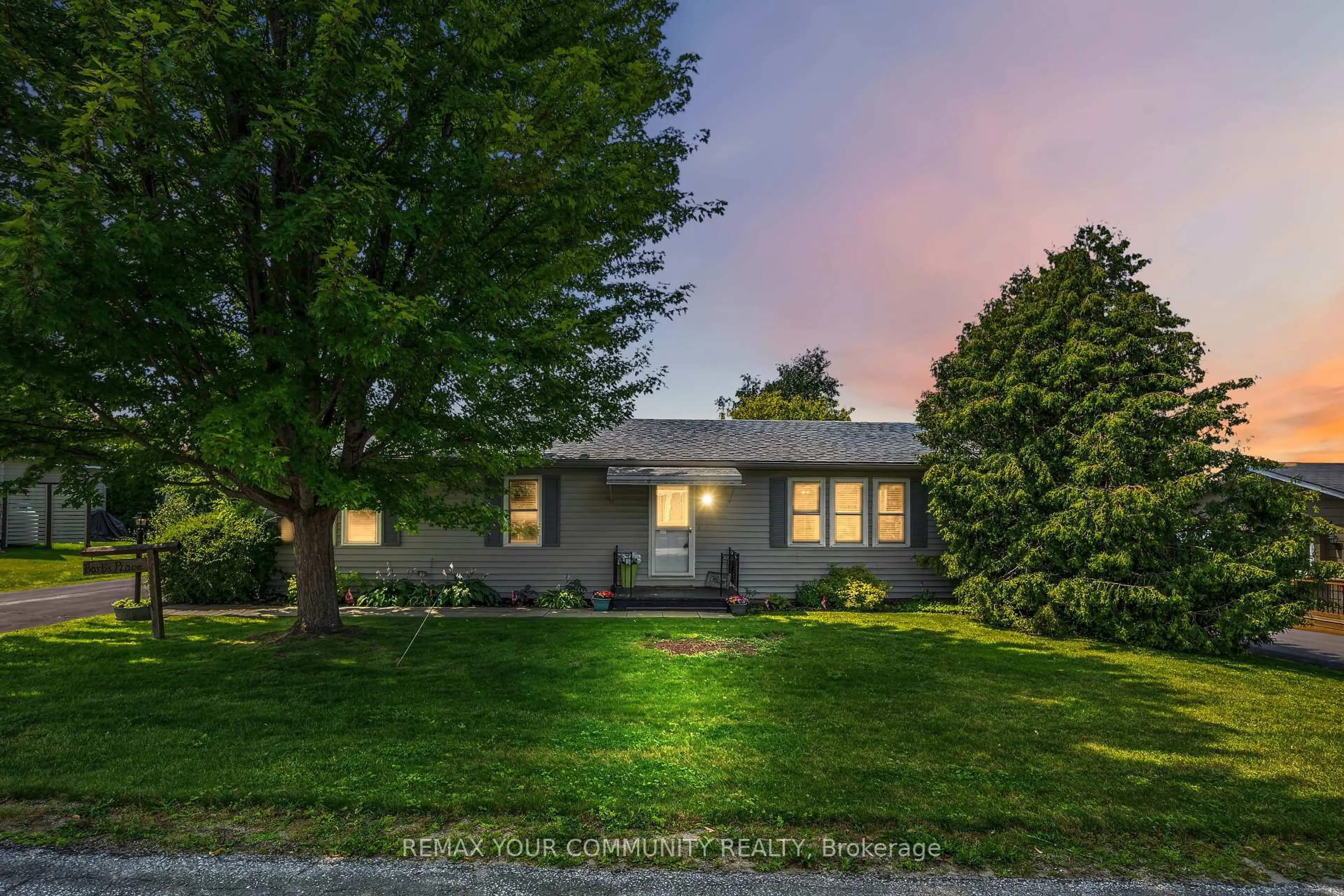 A pic from outside/outdoor area/front of a property/back of a property/a pic from drone, street for 17 Kelsey Cres, Georgina Ontario L0E 1R0