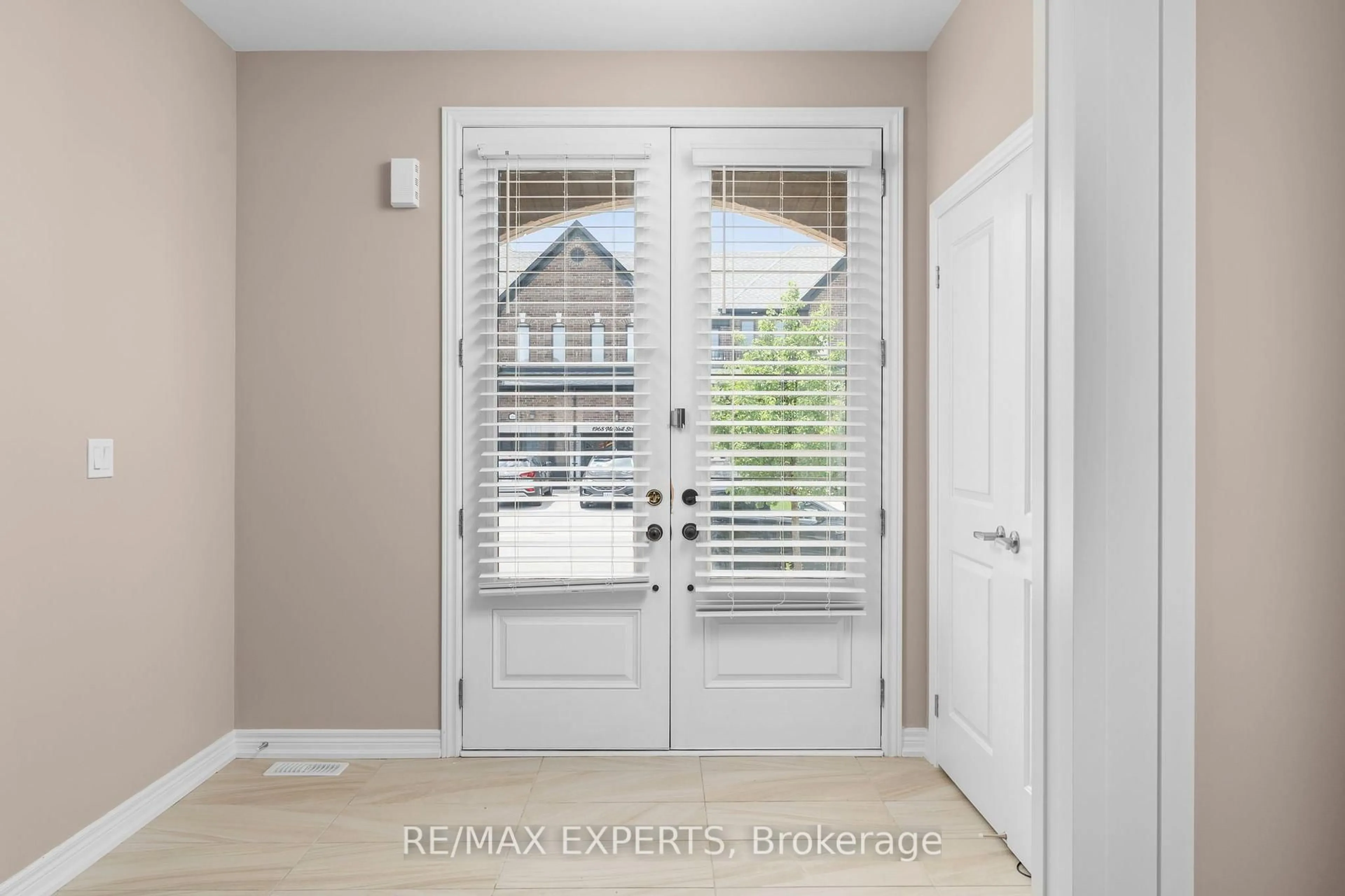 Indoor entryway for 1967 McNeil St, Innisfil Ontario L9S 0N8