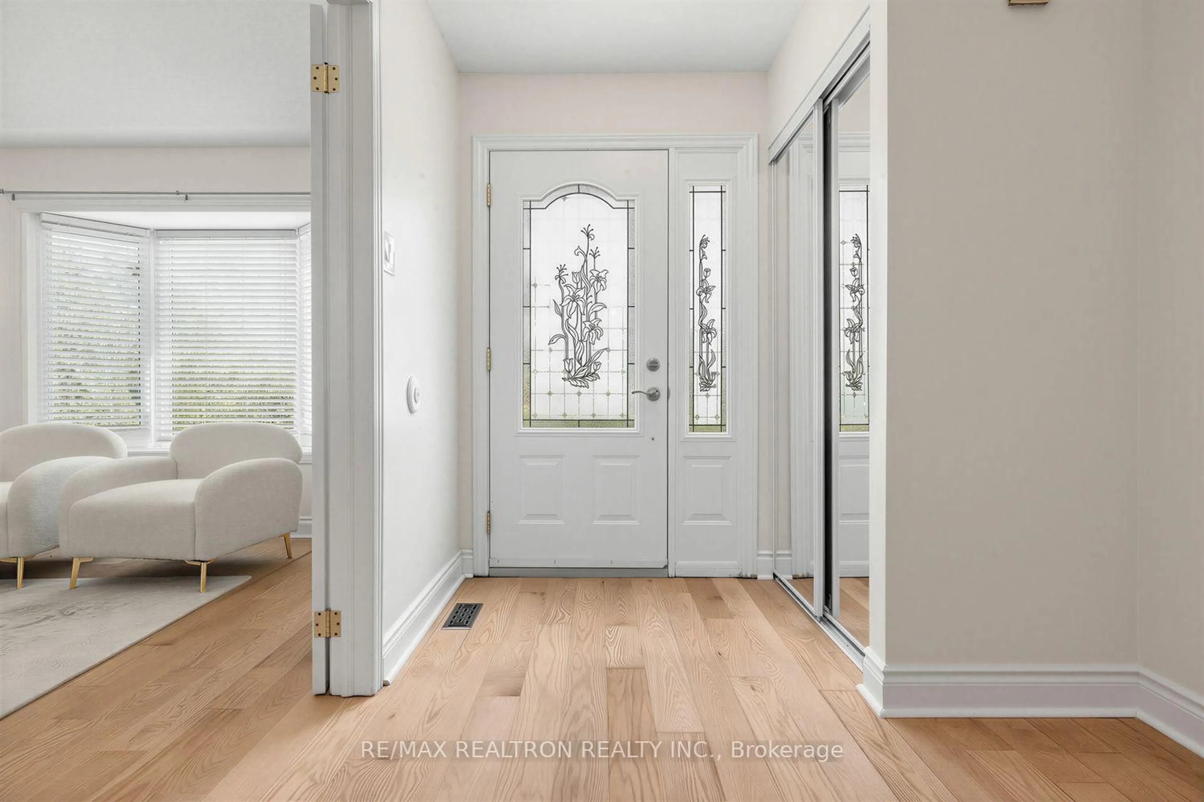 Indoor entryway for 416 Alex Doner Dr, Newmarket Ontario L3X 1C4