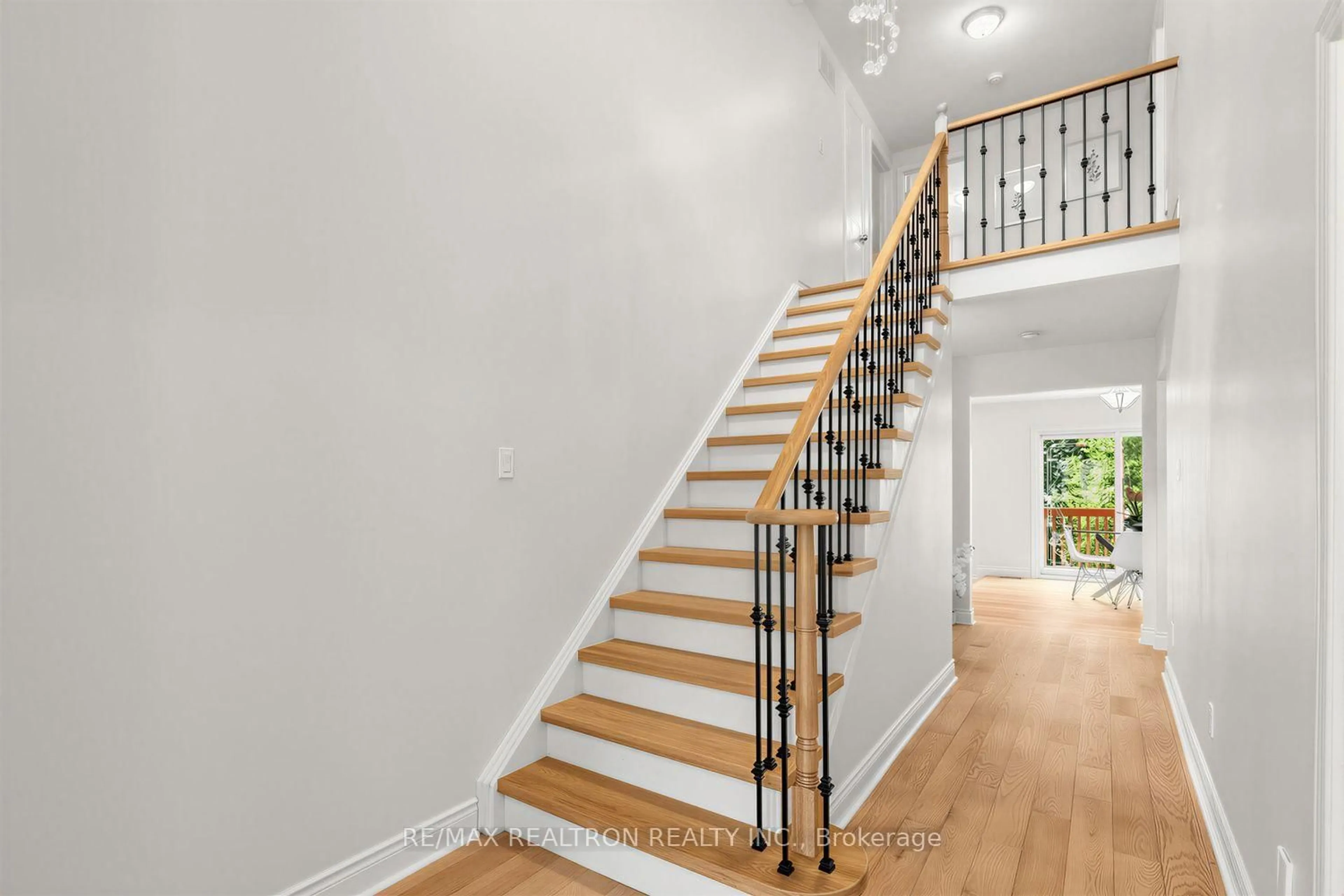 Stairs for 416 Alex Doner Dr, Newmarket Ontario L3X 1C4