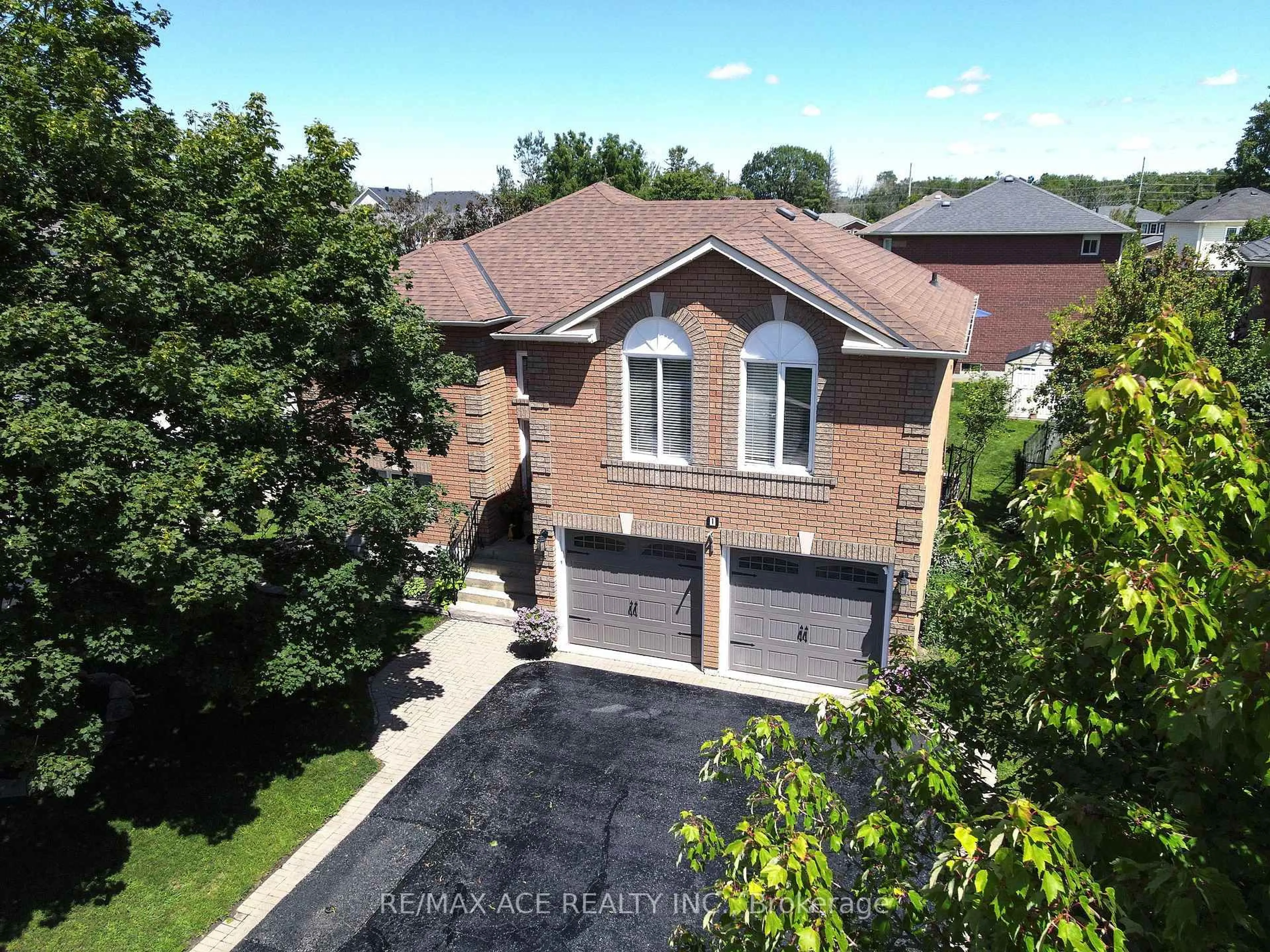 A pic from outside/outdoor area/front of a property/back of a property/a pic from drone, street for 1 Margaret Pl, Georgina Ontario L4P 3X1