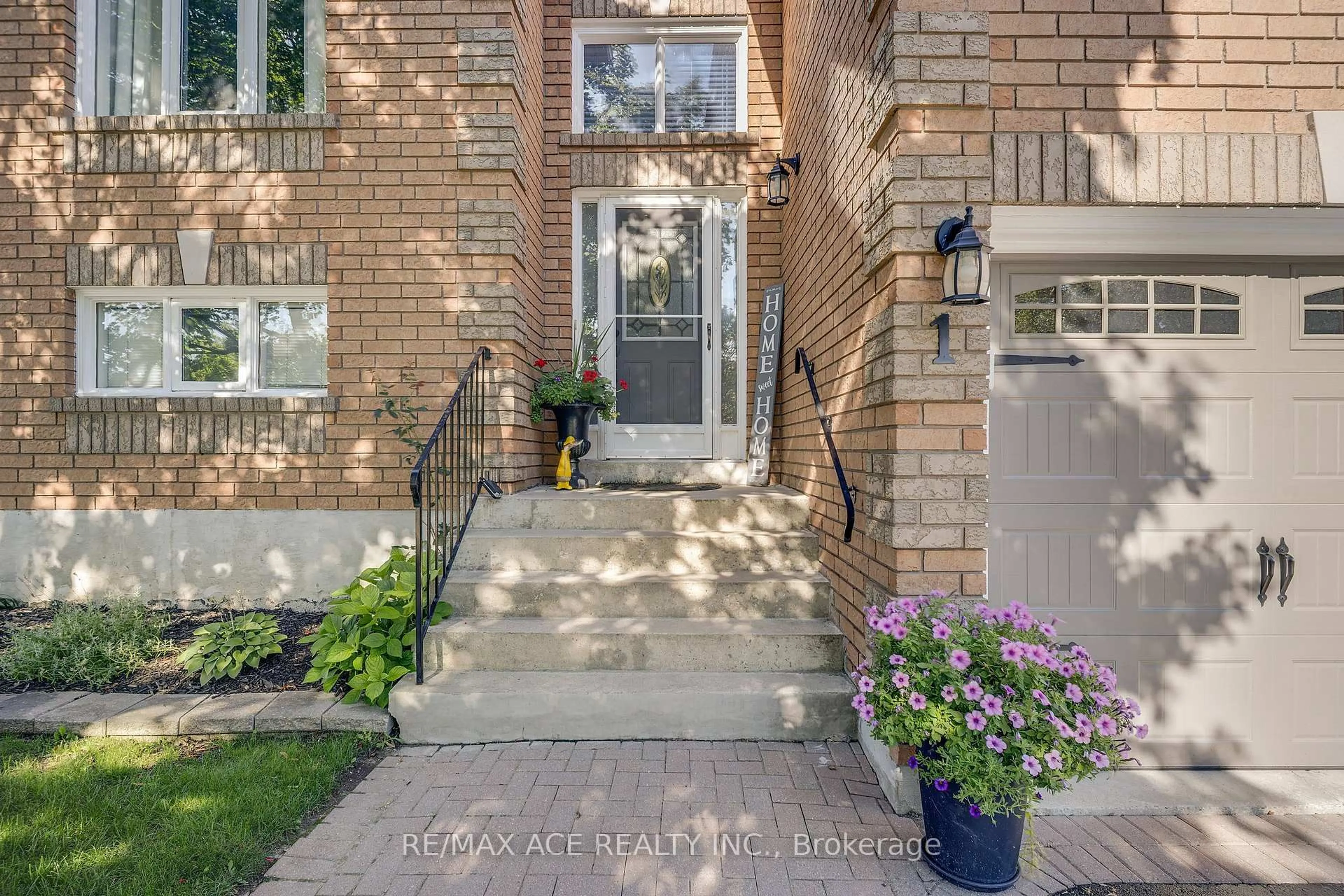 Indoor entryway for 1 Margaret Pl, Georgina Ontario L4P 3X1
