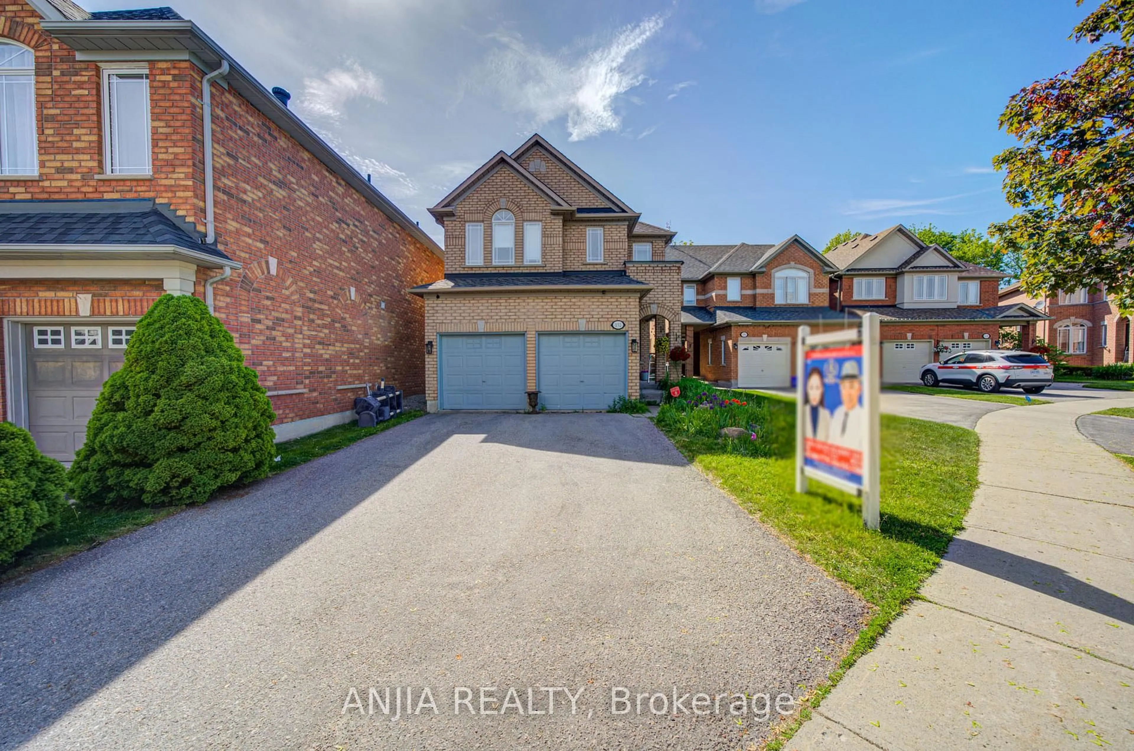 A pic from outside/outdoor area/front of a property/back of a property/a pic from drone, street for 132 Estate Garden Dr, Richmond Hill Ontario L4E 3X8
