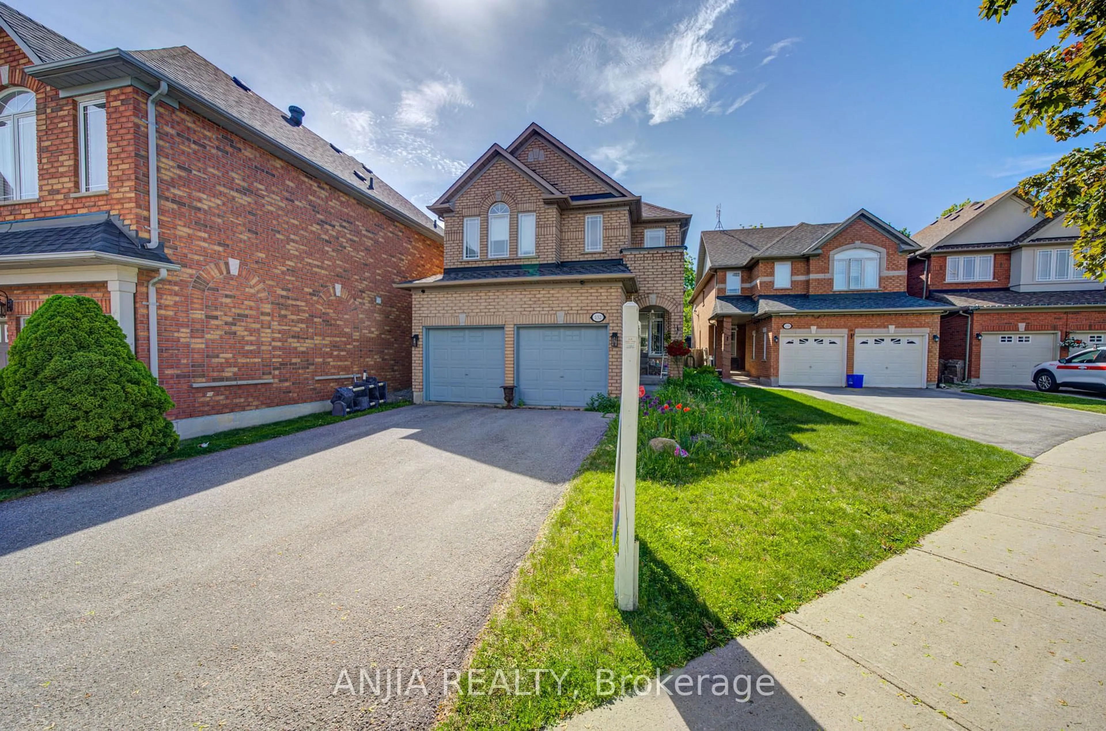 A pic from outside/outdoor area/front of a property/back of a property/a pic from drone, street for 132 Estate Garden Dr, Richmond Hill Ontario L4E 3X8