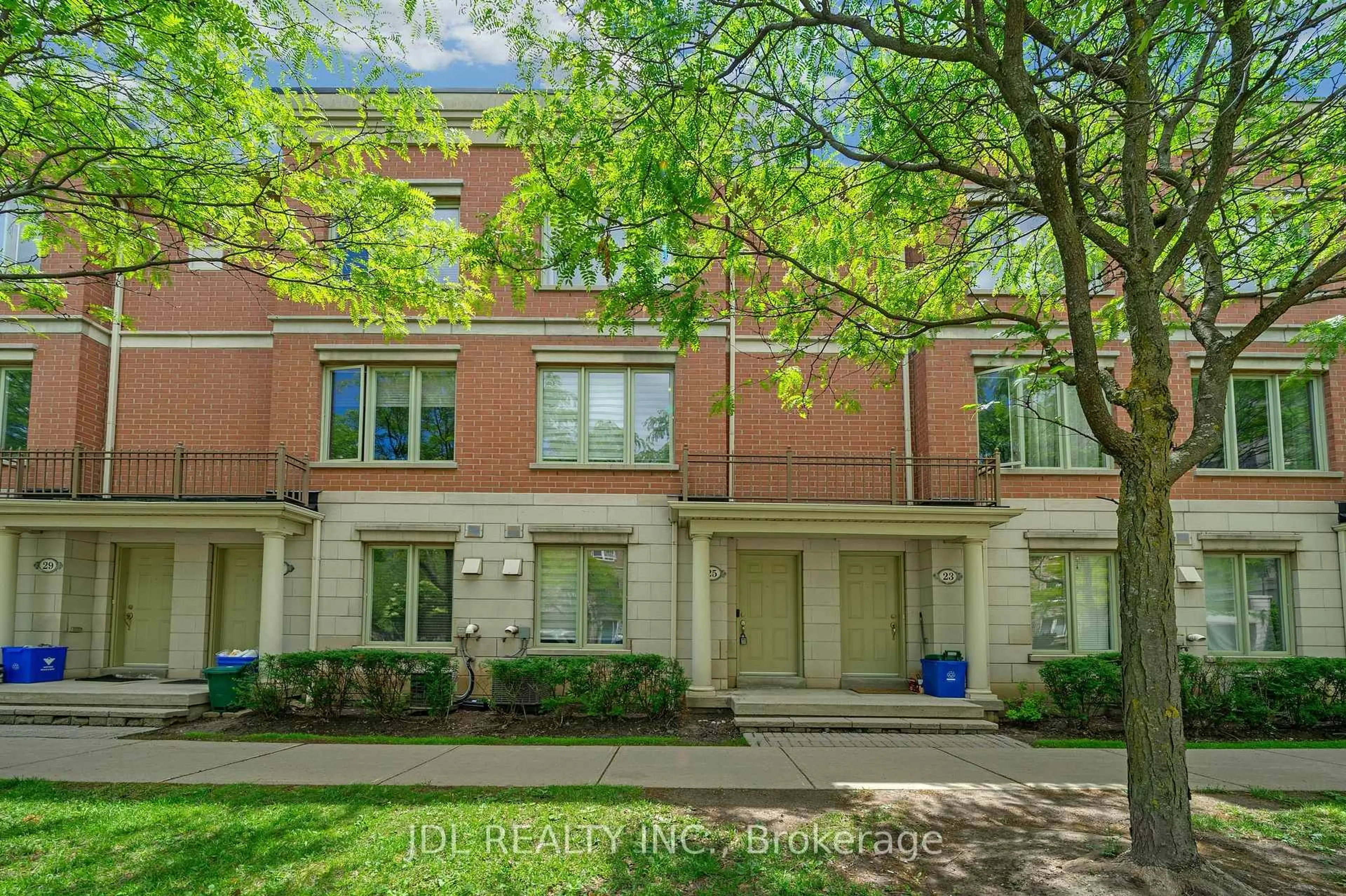 Home with brick exterior material, street for 25 Galleria Pkwy, Markham Ontario L3T 0A3