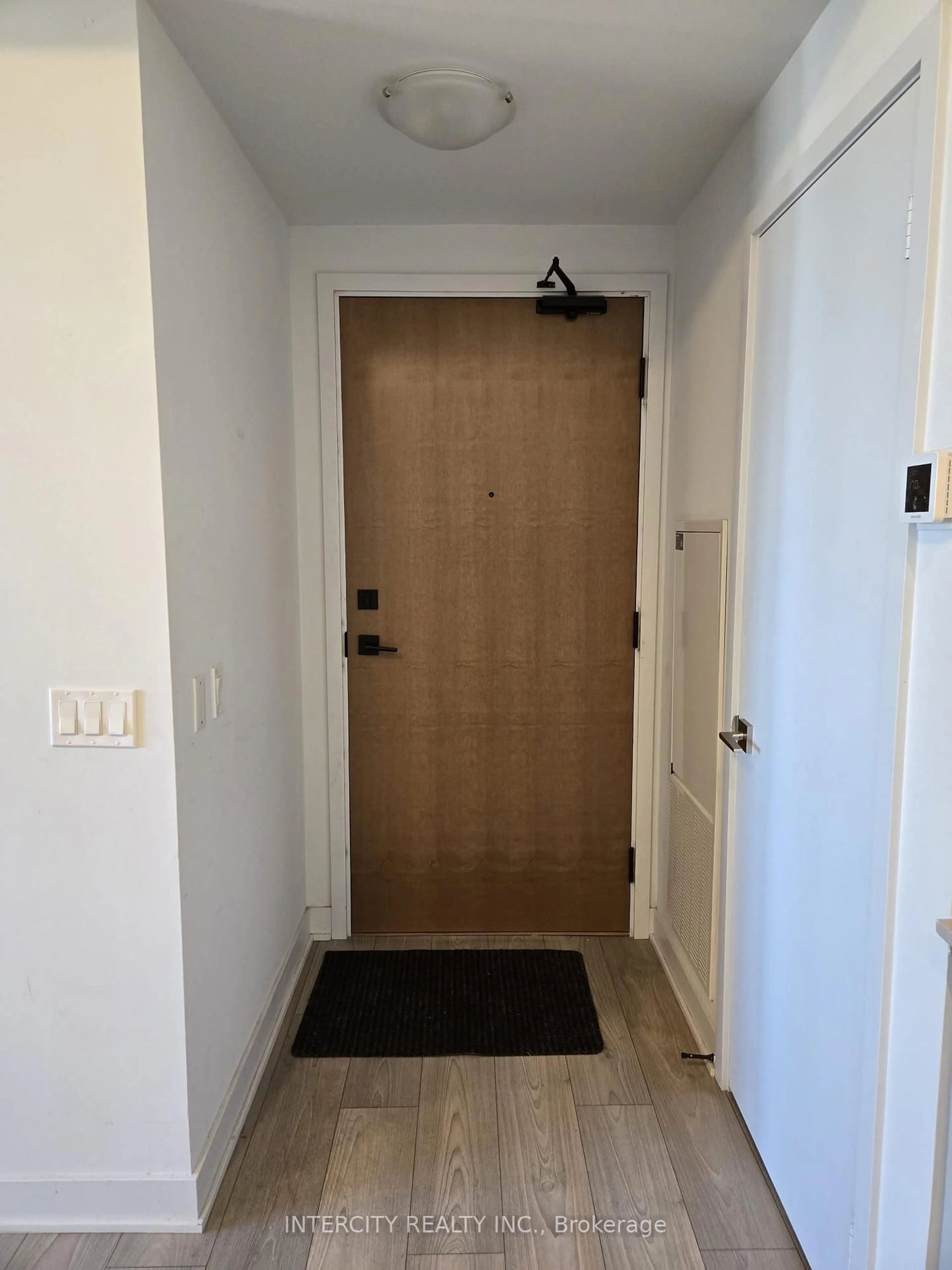 Indoor entryway for 2920 Highway 7 #2604, Vaughan Ontario L4K 0P4