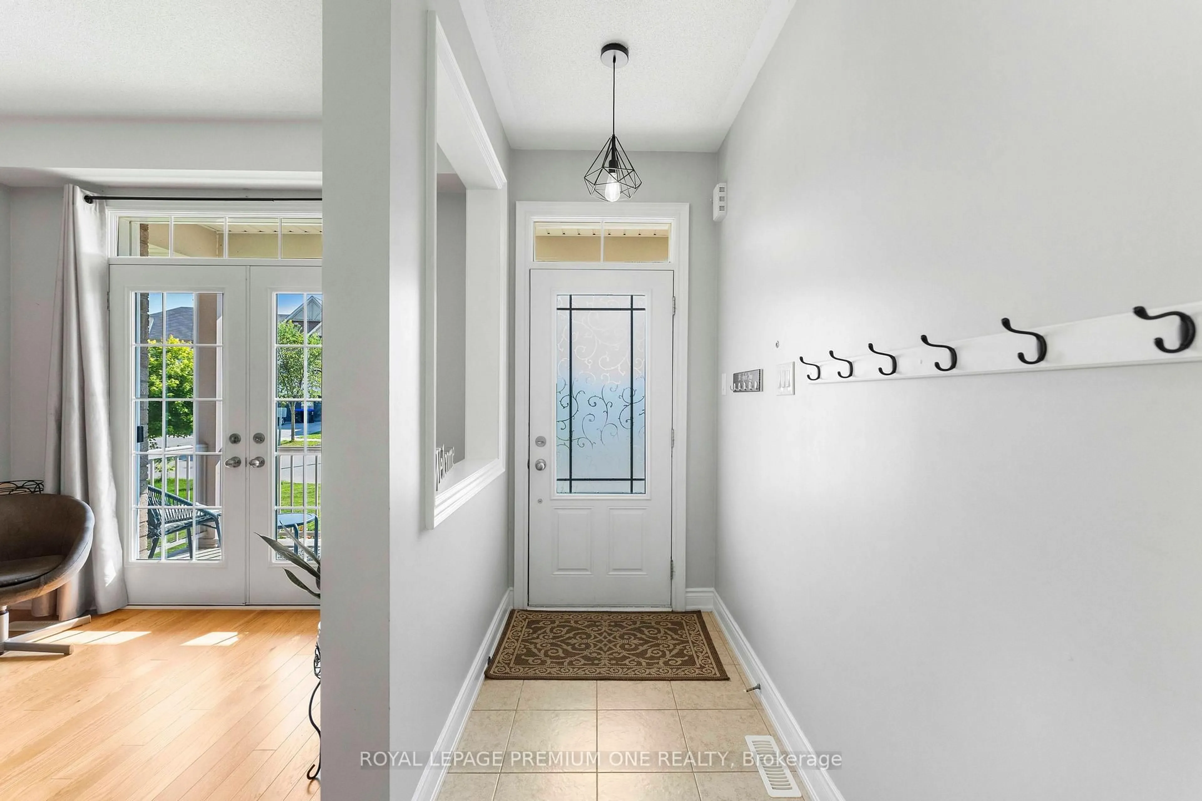 Indoor entryway for 86 SYDIE Lane, New Tecumseth Ontario L0G 1W0