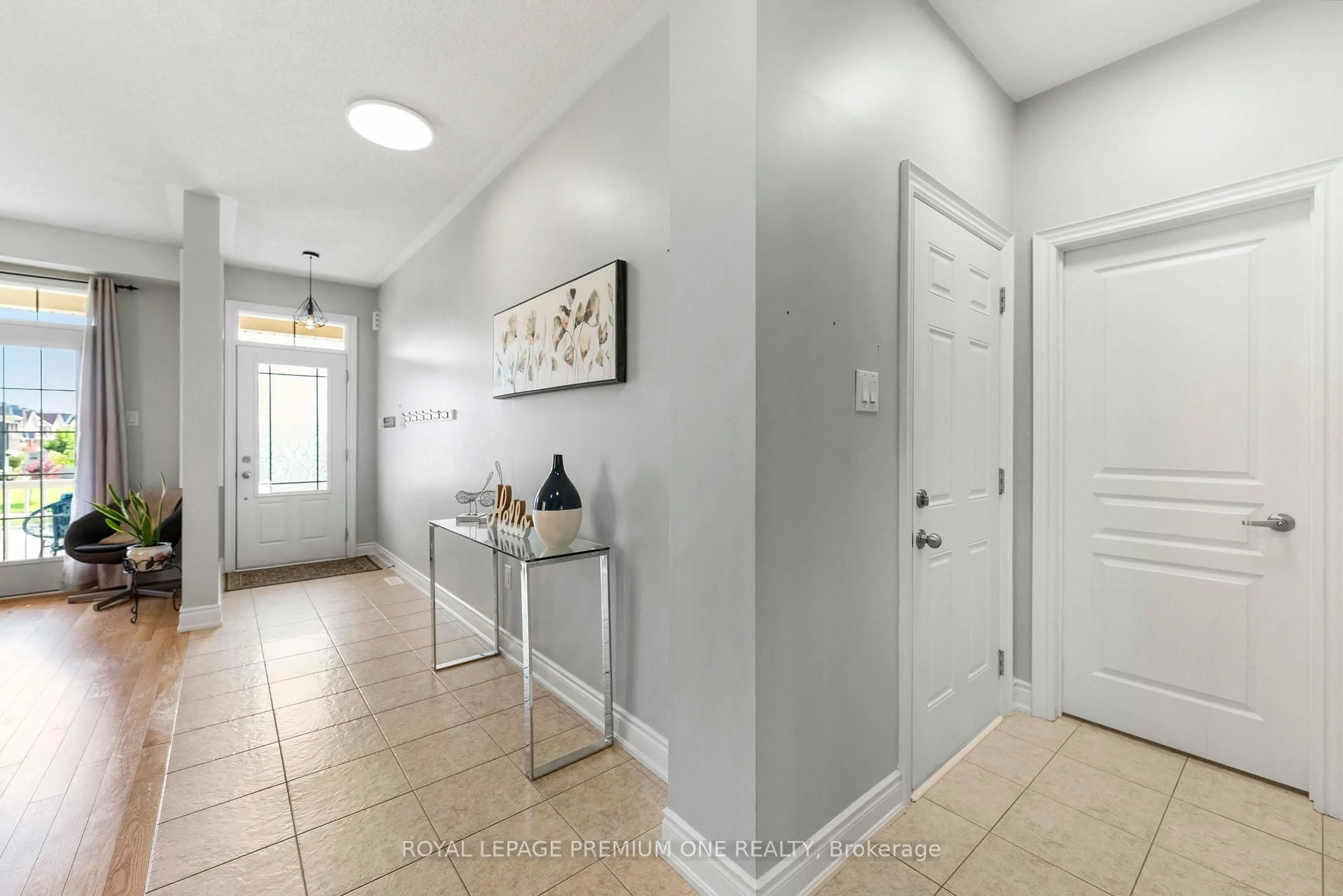 Indoor entryway for 86 SYDIE Lane, New Tecumseth Ontario L0G 1W0