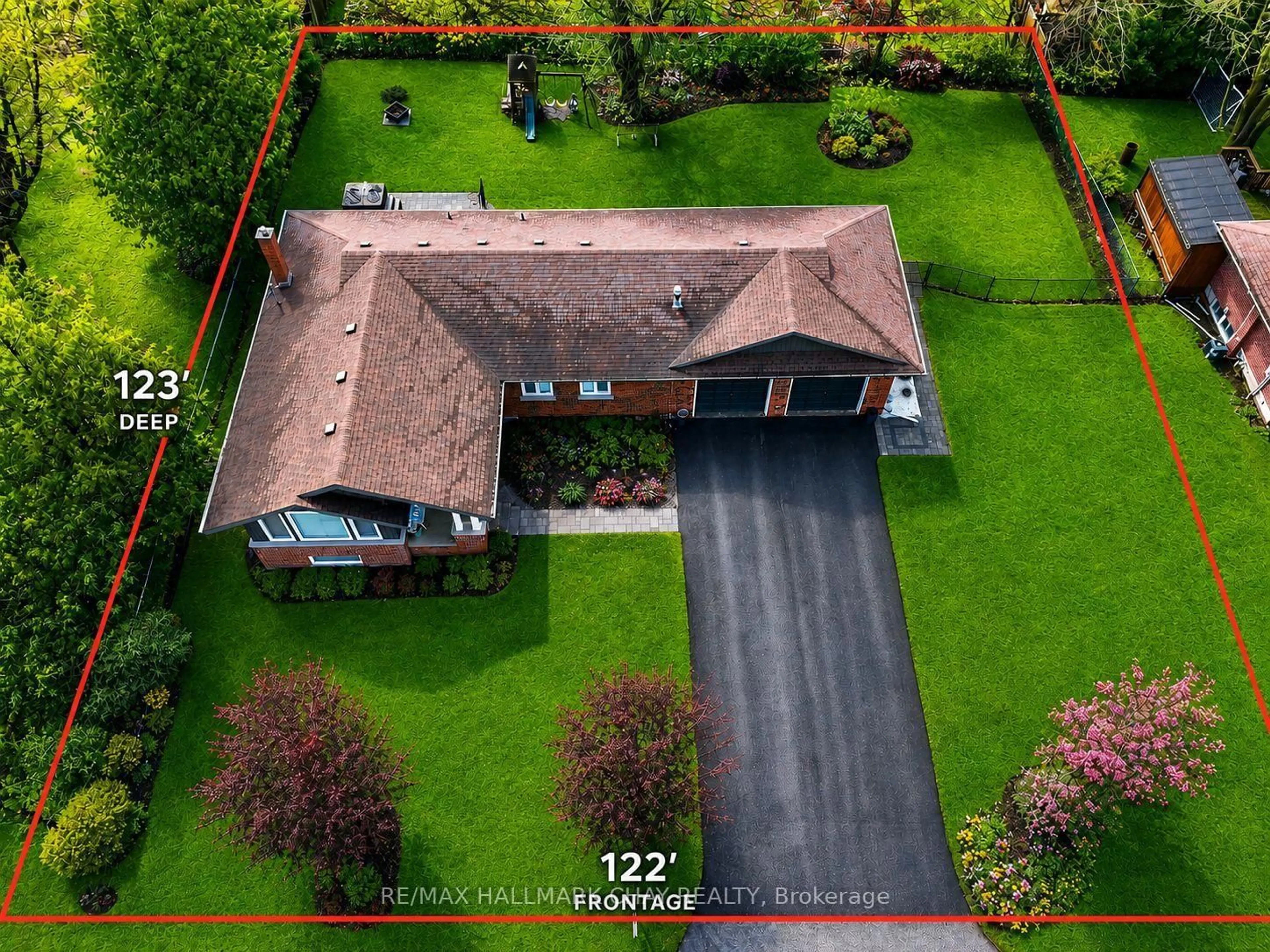 A pic from outside/outdoor area/front of a property/back of a property/a pic from drone, street for 1587 Mount Albert Rd, East Gwillimbury Ontario L0G 1V0