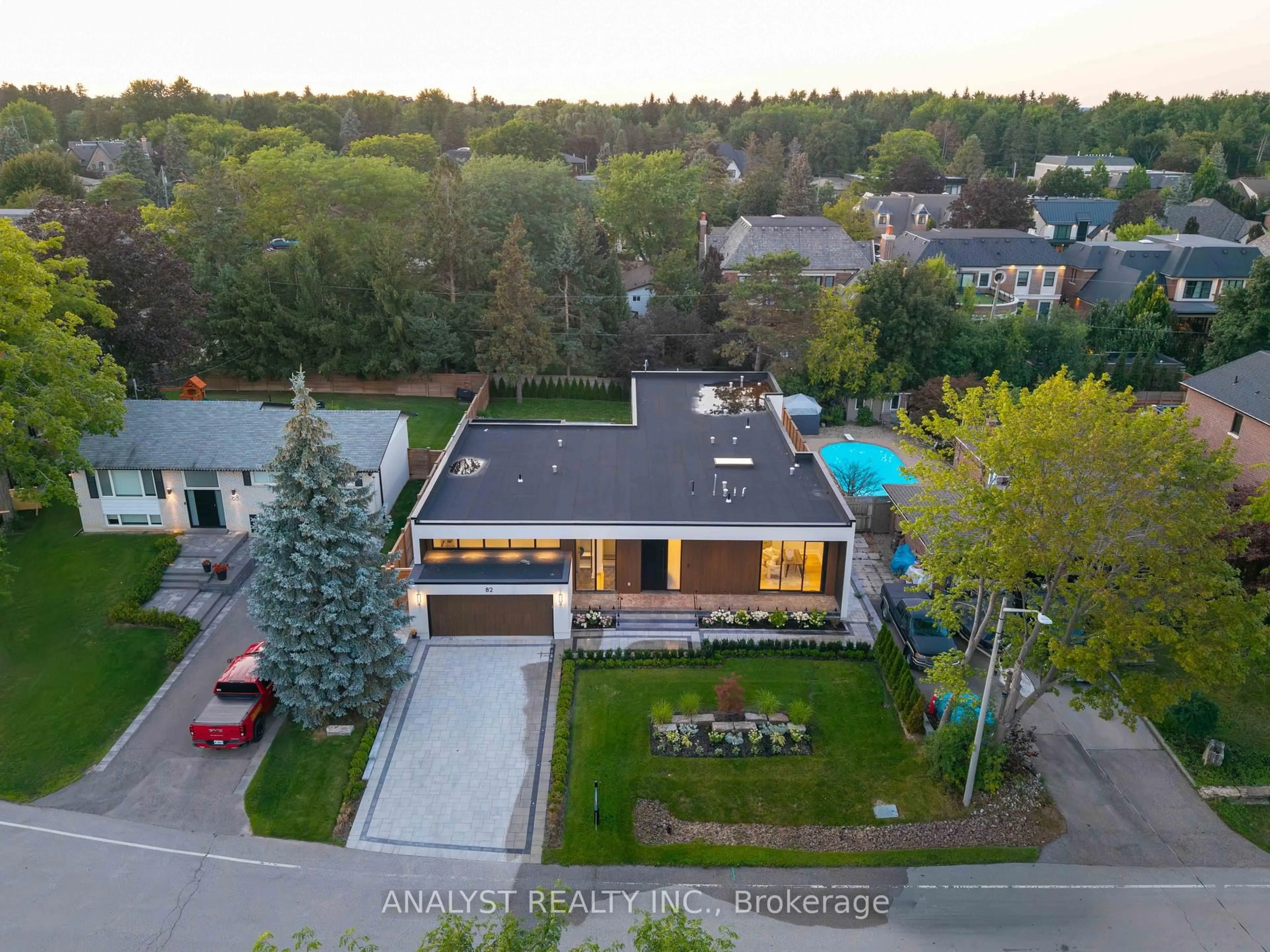 A pic from outside/outdoor area/front of a property/back of a property/a pic from drone, street for 82 Donhill Cres, Vaughan Ontario L0J 1C0