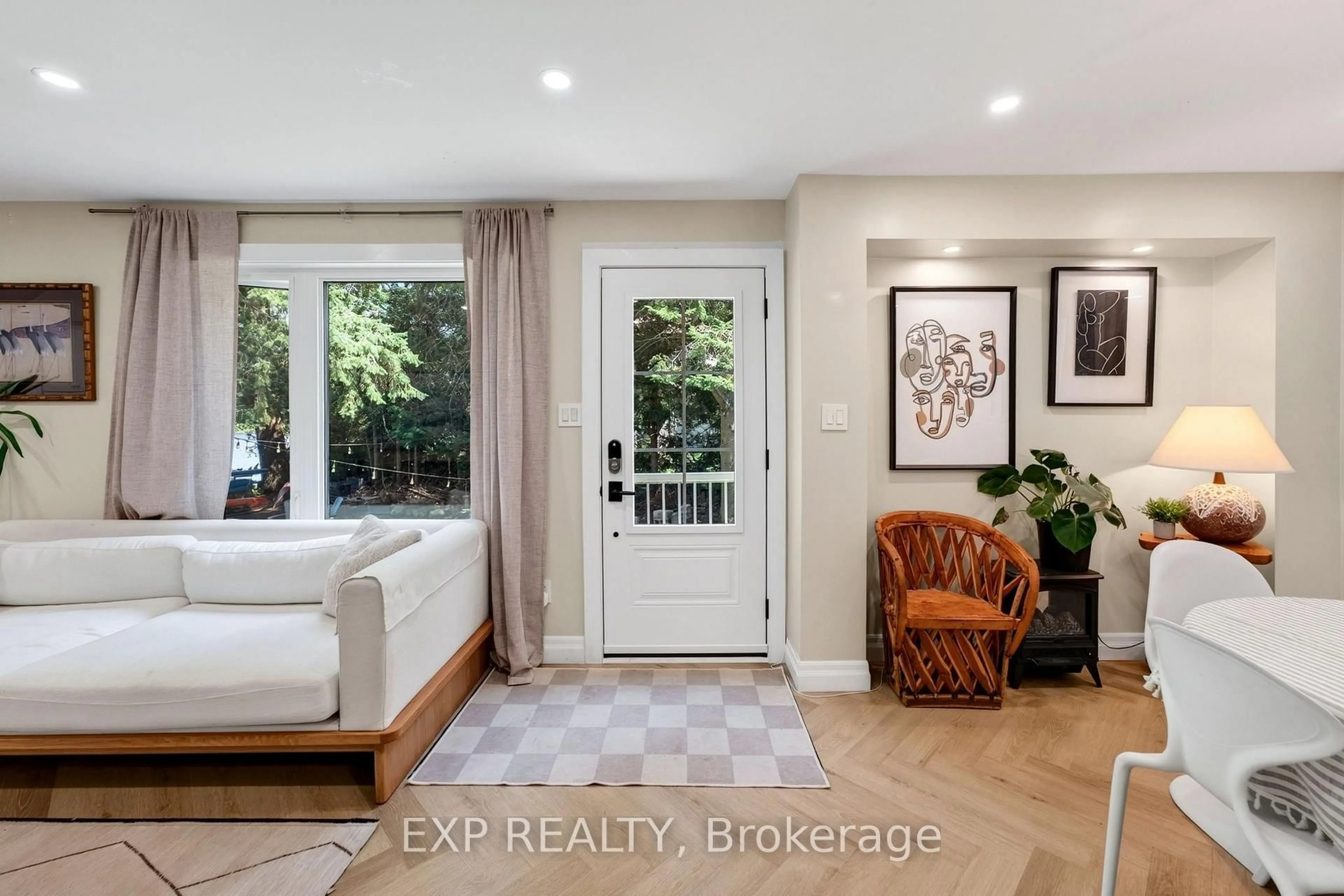 Indoor entryway for 1 Aird Crt, Georgina Ontario L0E 1A0