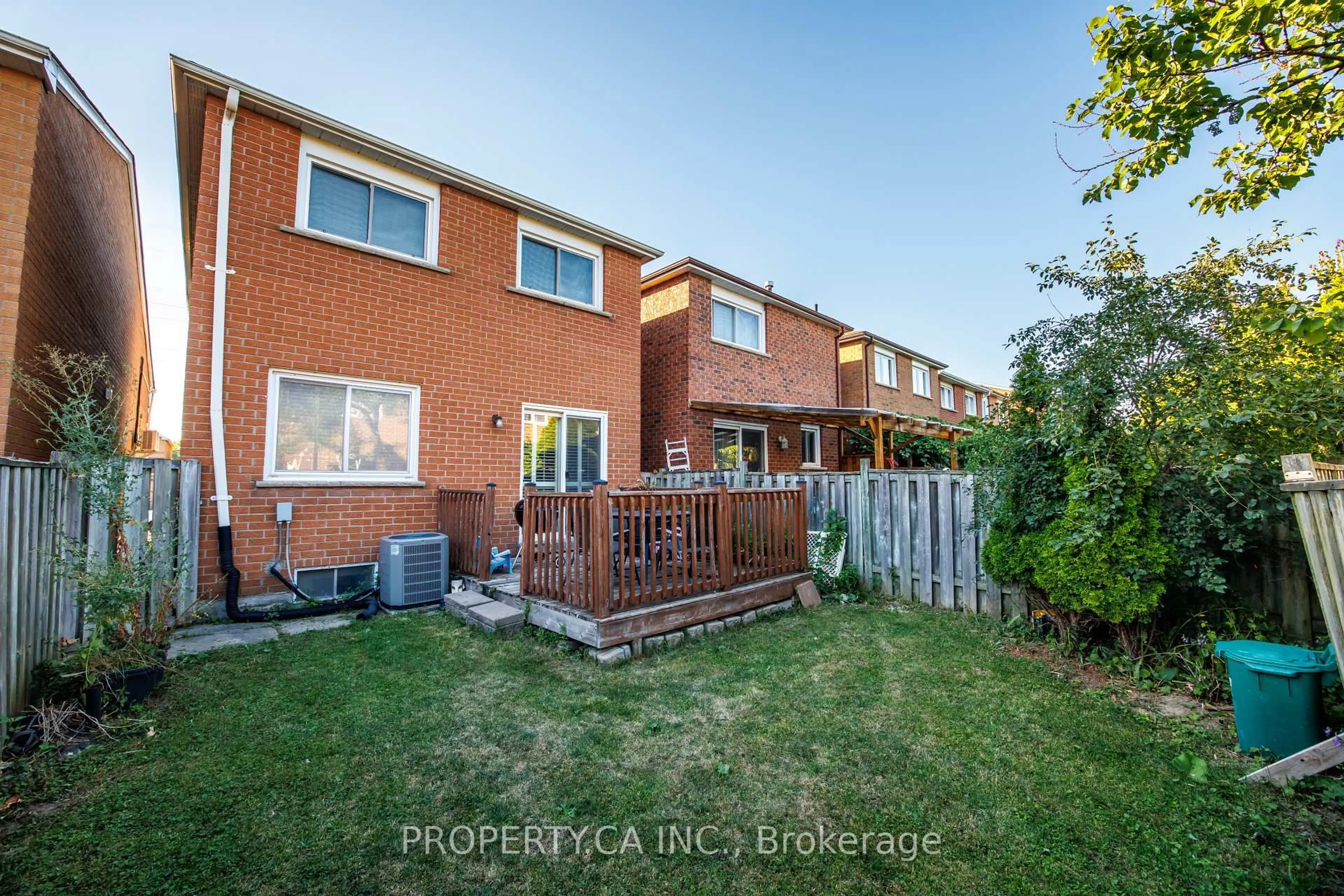 A pic from outside/outdoor area/front of a property/back of a property/a pic from drone, street for 45 New Seabury Dr, Vaughan Ontario L4K 2B7