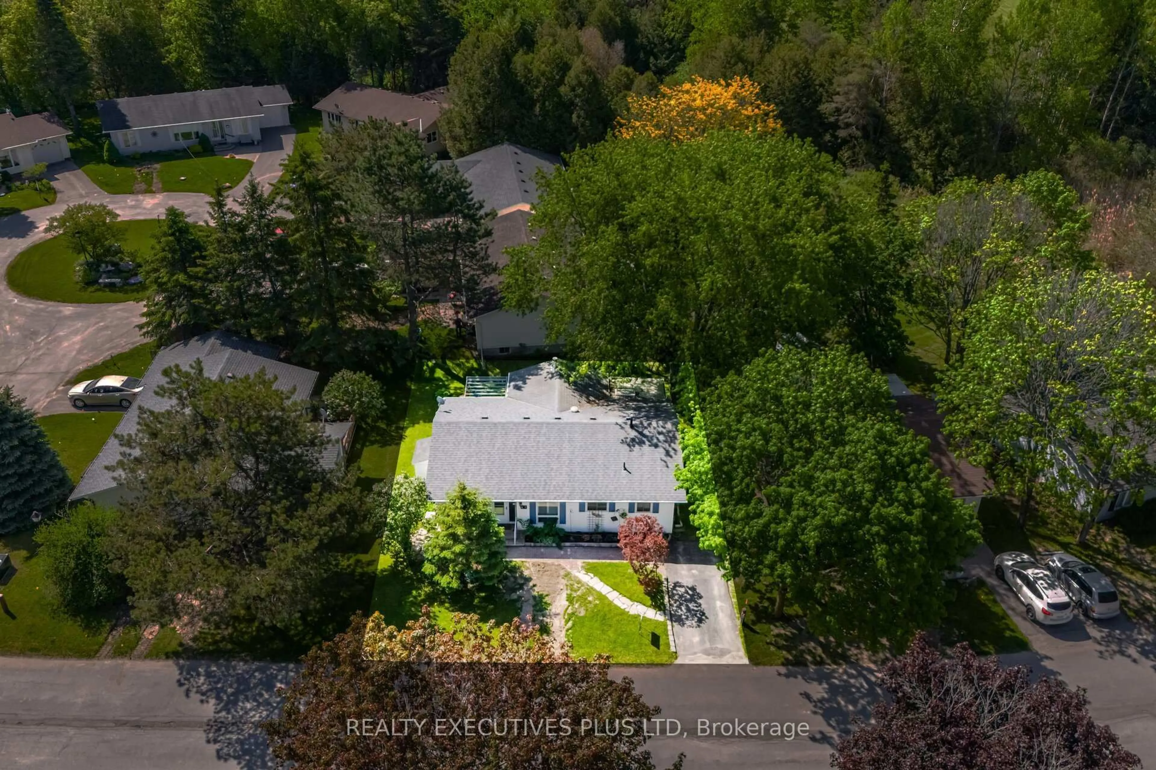 A pic from outside/outdoor area/front of a property/back of a property/a pic from drone, unknown for 5 Tecumseth Pines Dr, New Tecumseth Ontario L0G 1W0