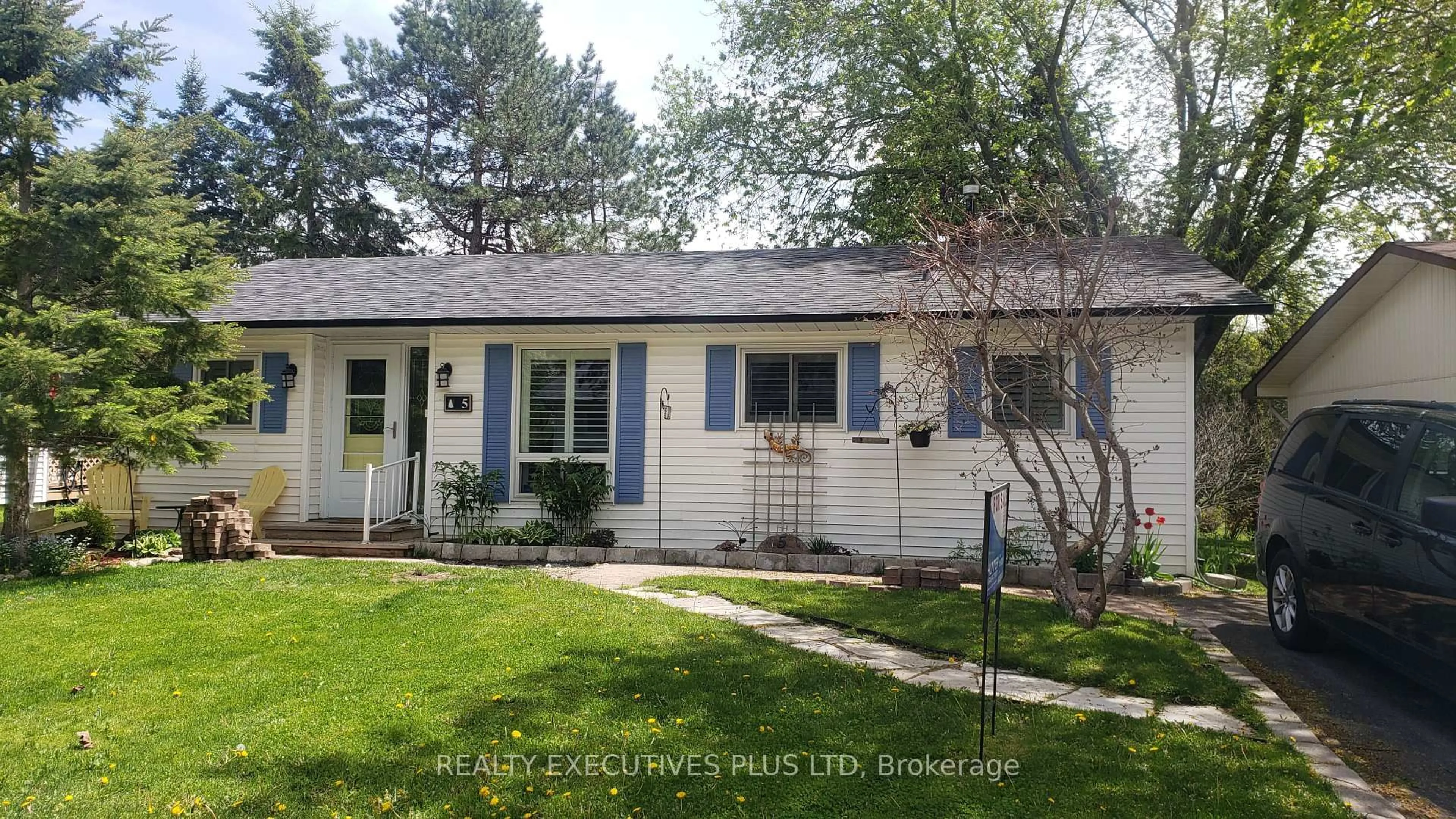 Home with vinyl exterior material, street for 5 Tecumseth Pines Dr, New Tecumseth Ontario L0G 1W0