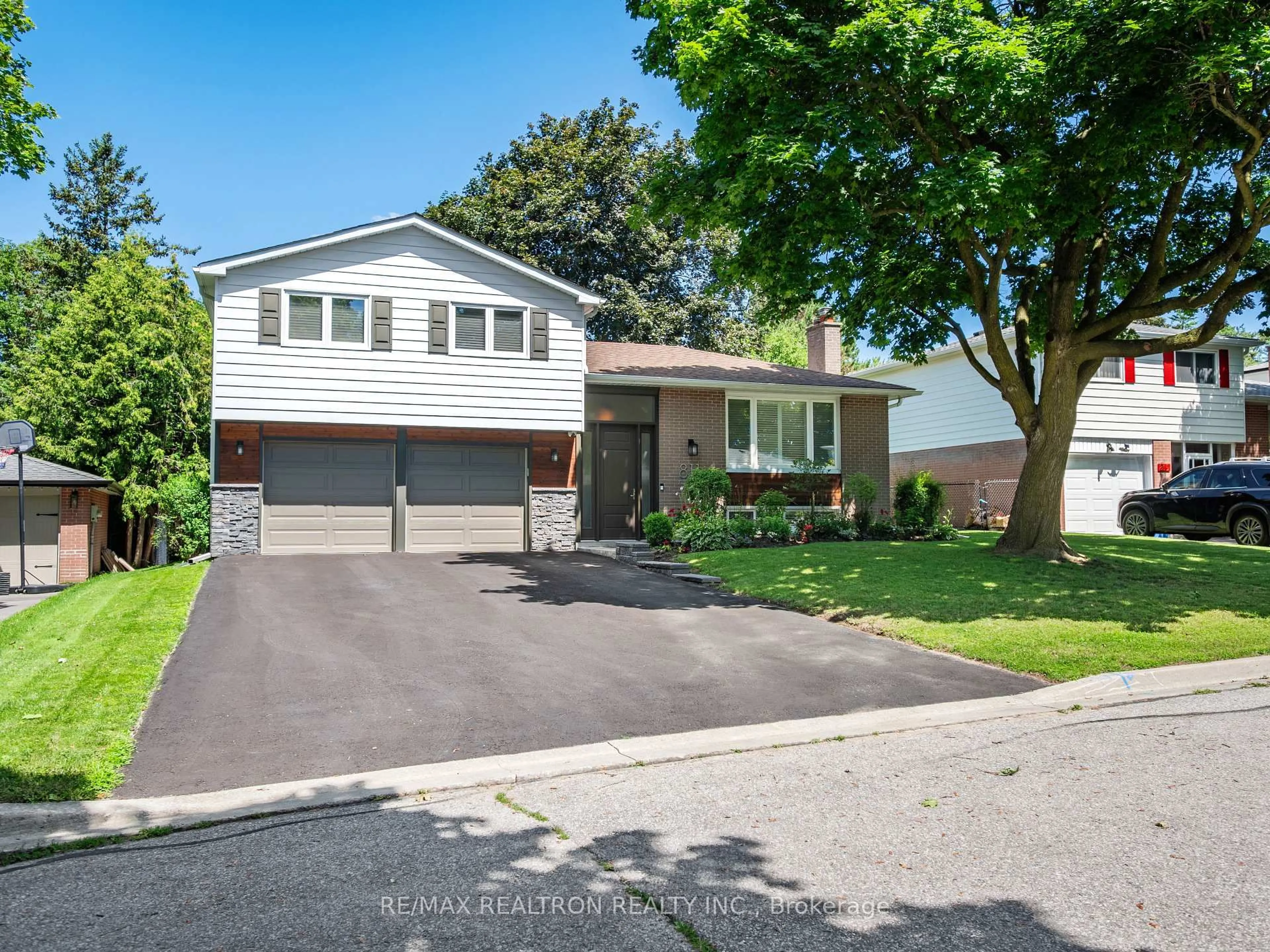 Home with vinyl exterior material, street for 811 Three Seasons Dr, Newmarket Ontario L3Y 2B7