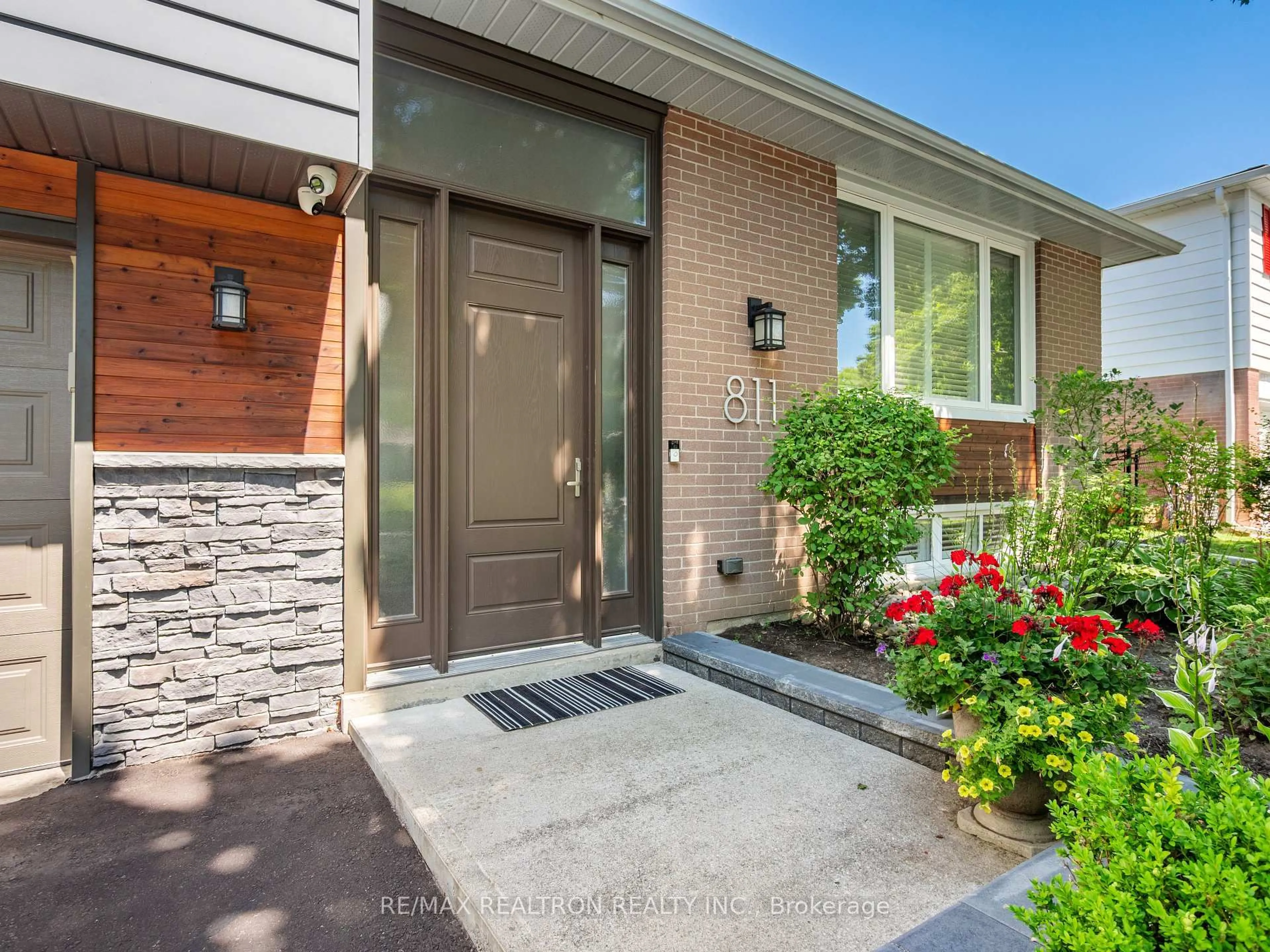 Home with brick exterior material, street for 811 Three Seasons Dr, Newmarket Ontario L3Y 2B7