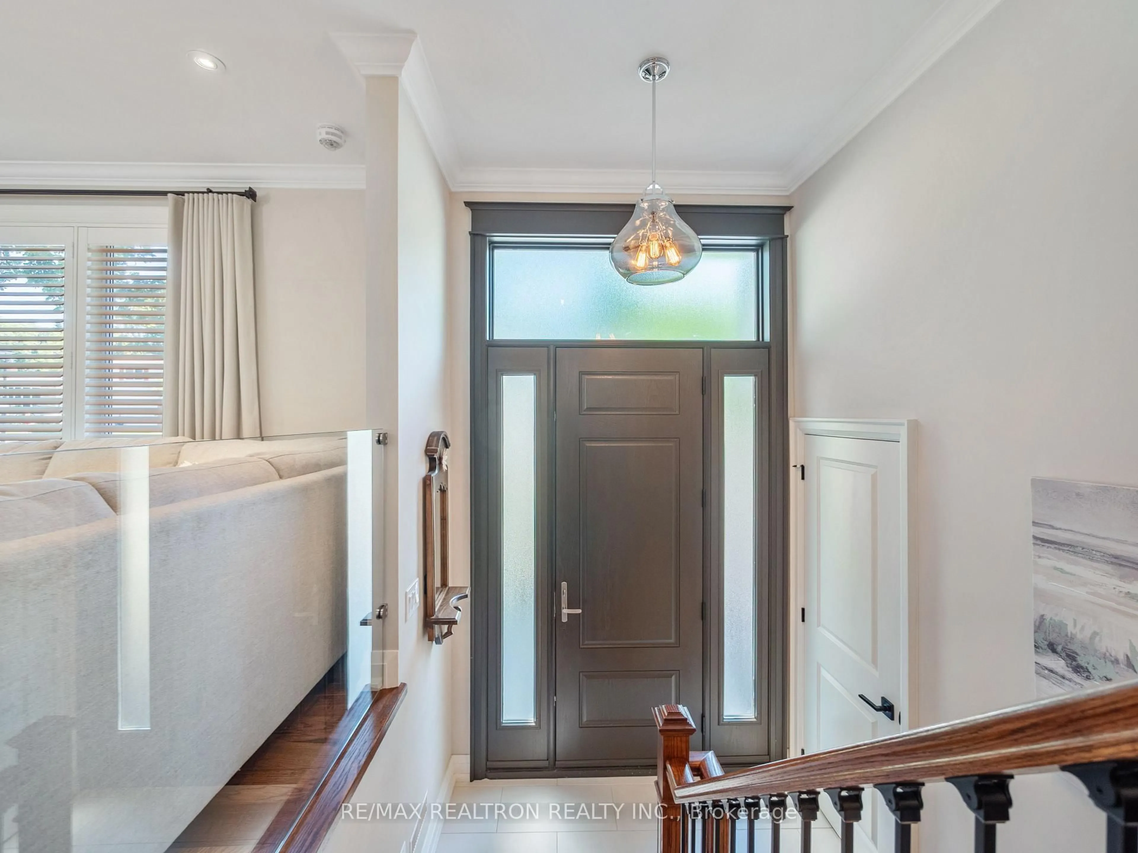 Indoor entryway for 811 Three Seasons Dr, Newmarket Ontario L3Y 2B7