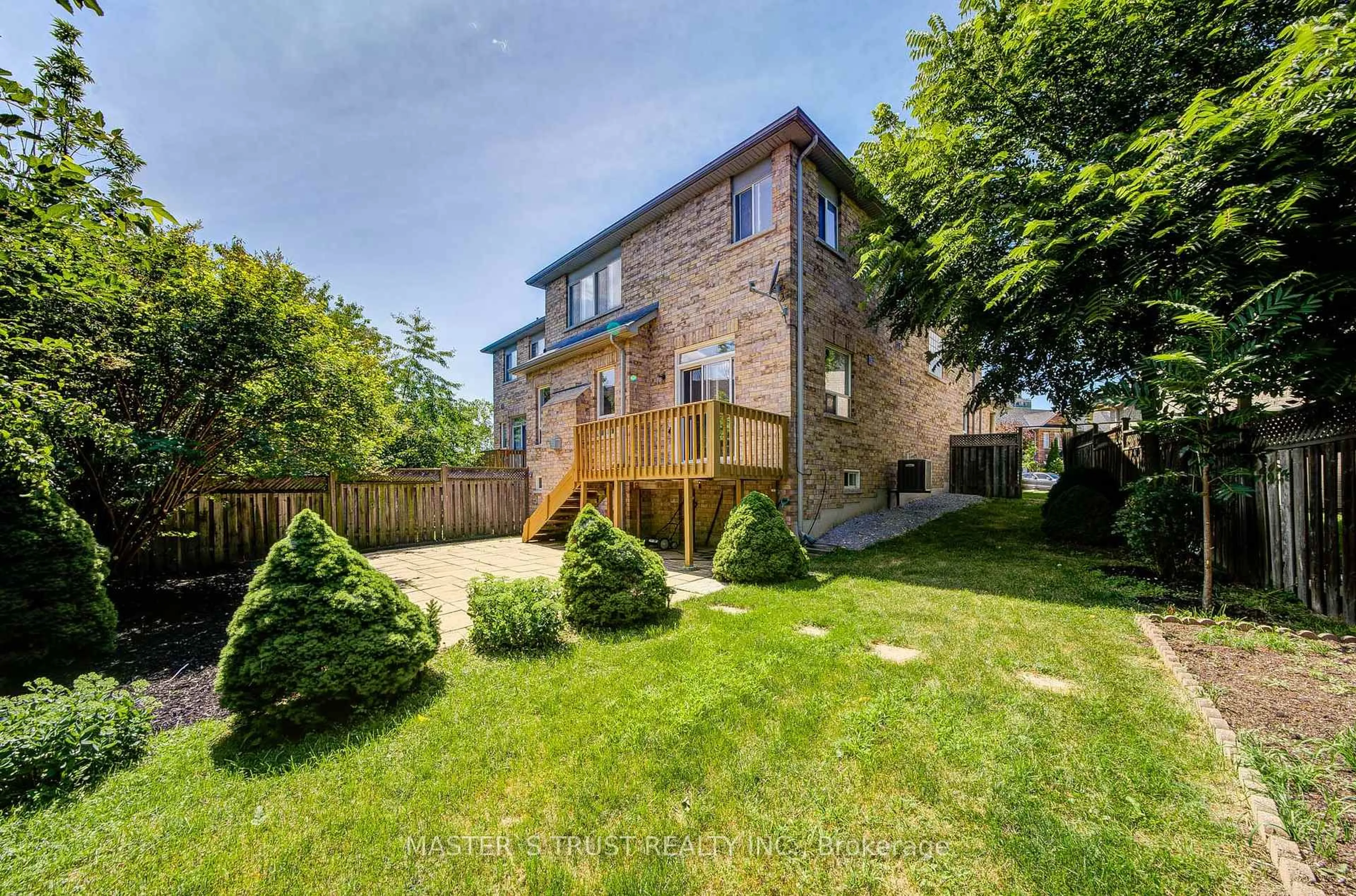 Patio, street for 33 Levellands Cres, Richmond Hill Ontario L4B 0A5