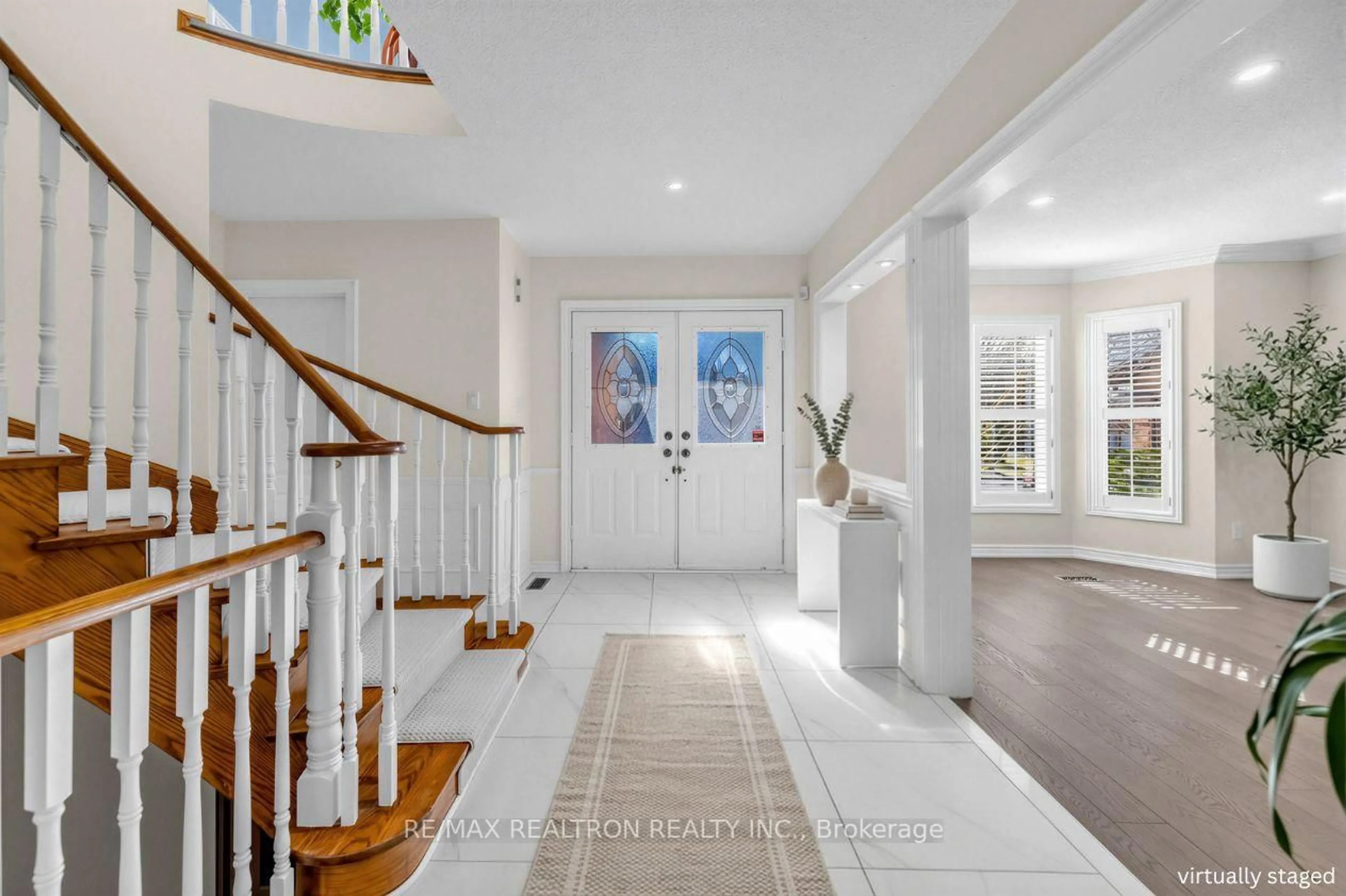 Indoor entryway for 10 MACRILL Rd, Markham Ontario L6C 1S2