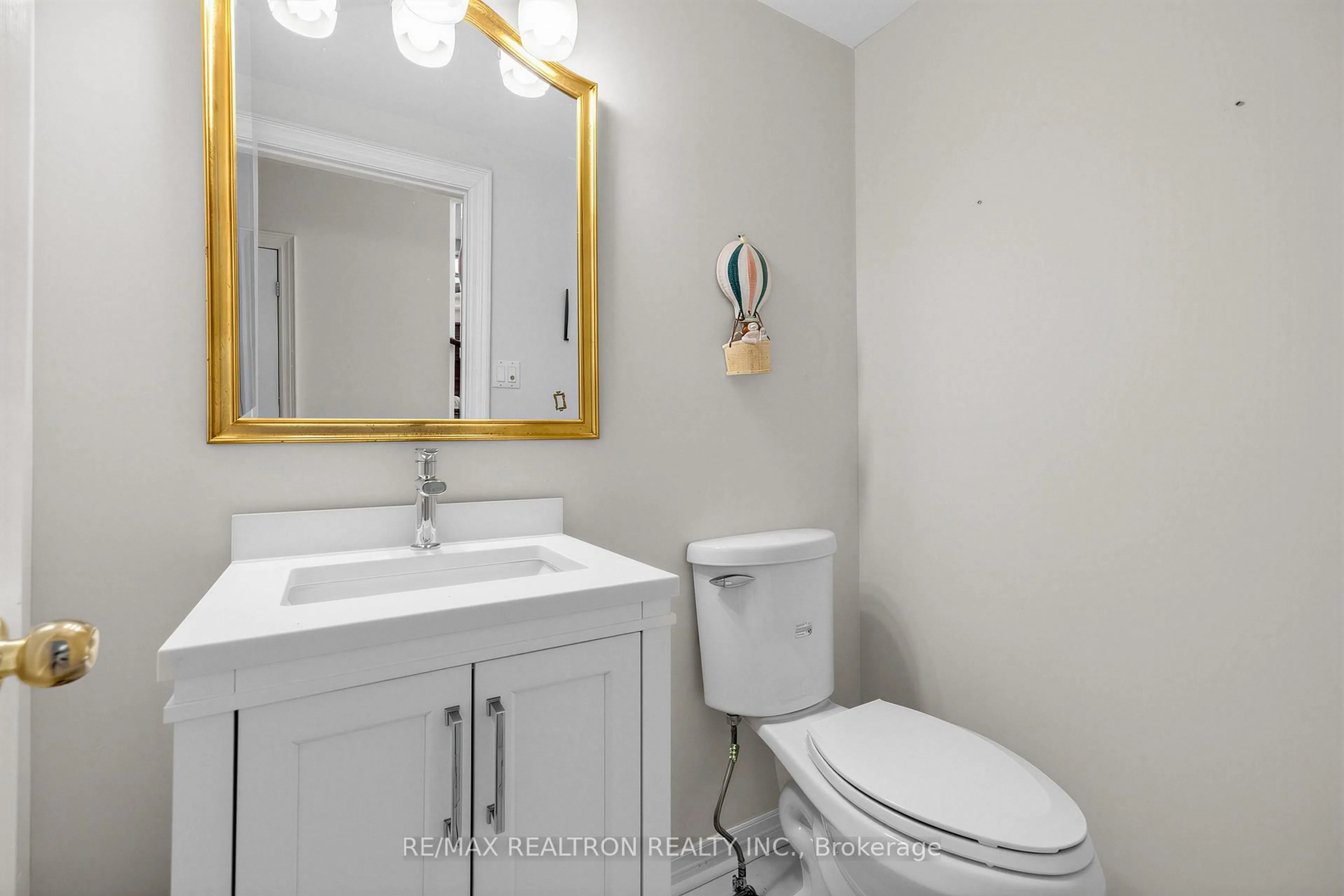 Standard bathroom, ceramic/tile floor for 10 MACRILL Rd, Markham Ontario L6C 1S2