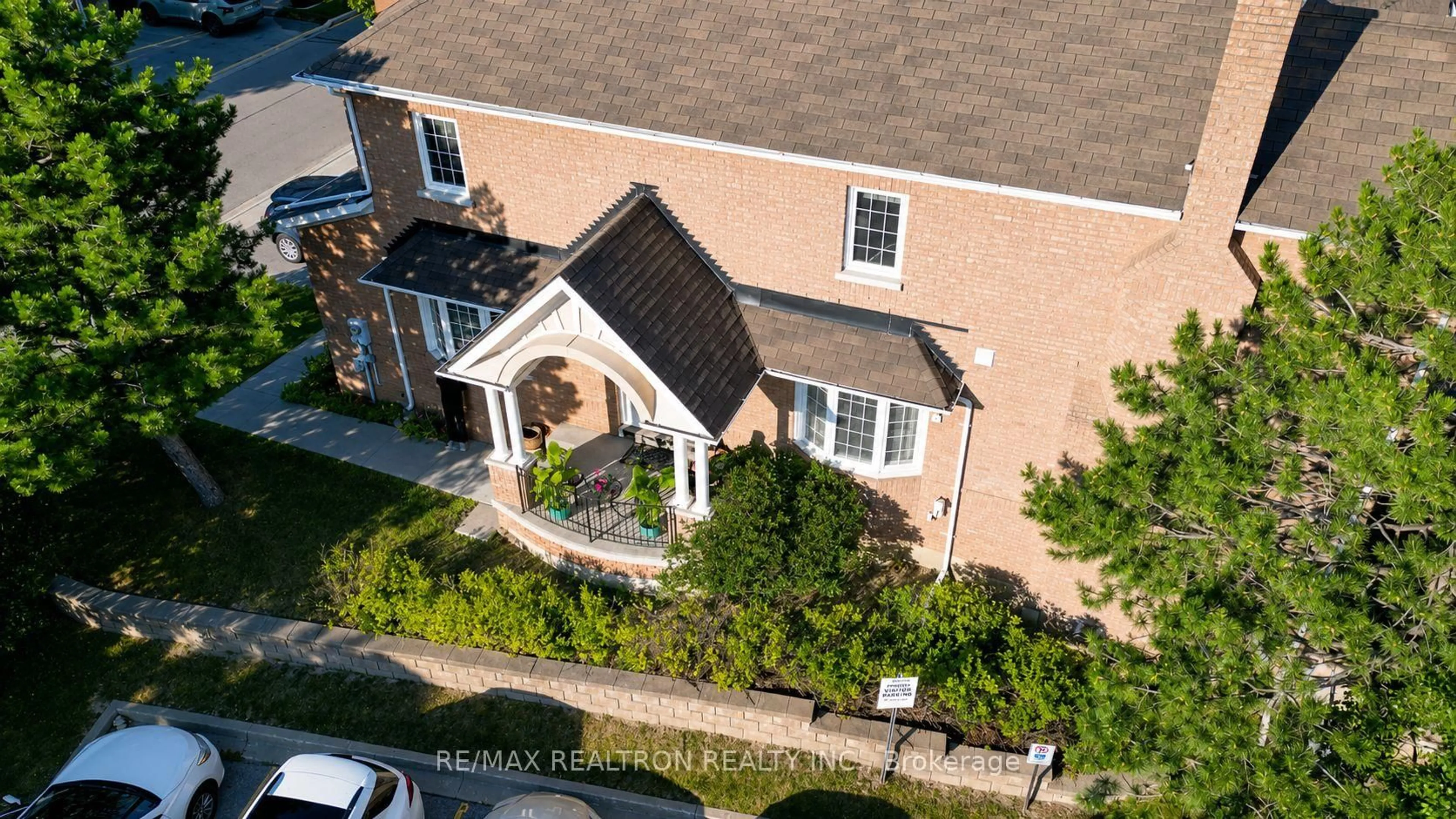 A pic from outside/outdoor area/front of a property/back of a property/a pic from drone, street for 190 Harding Blvd Blvd #70, Richmond Hill Ontario L4C 0J9