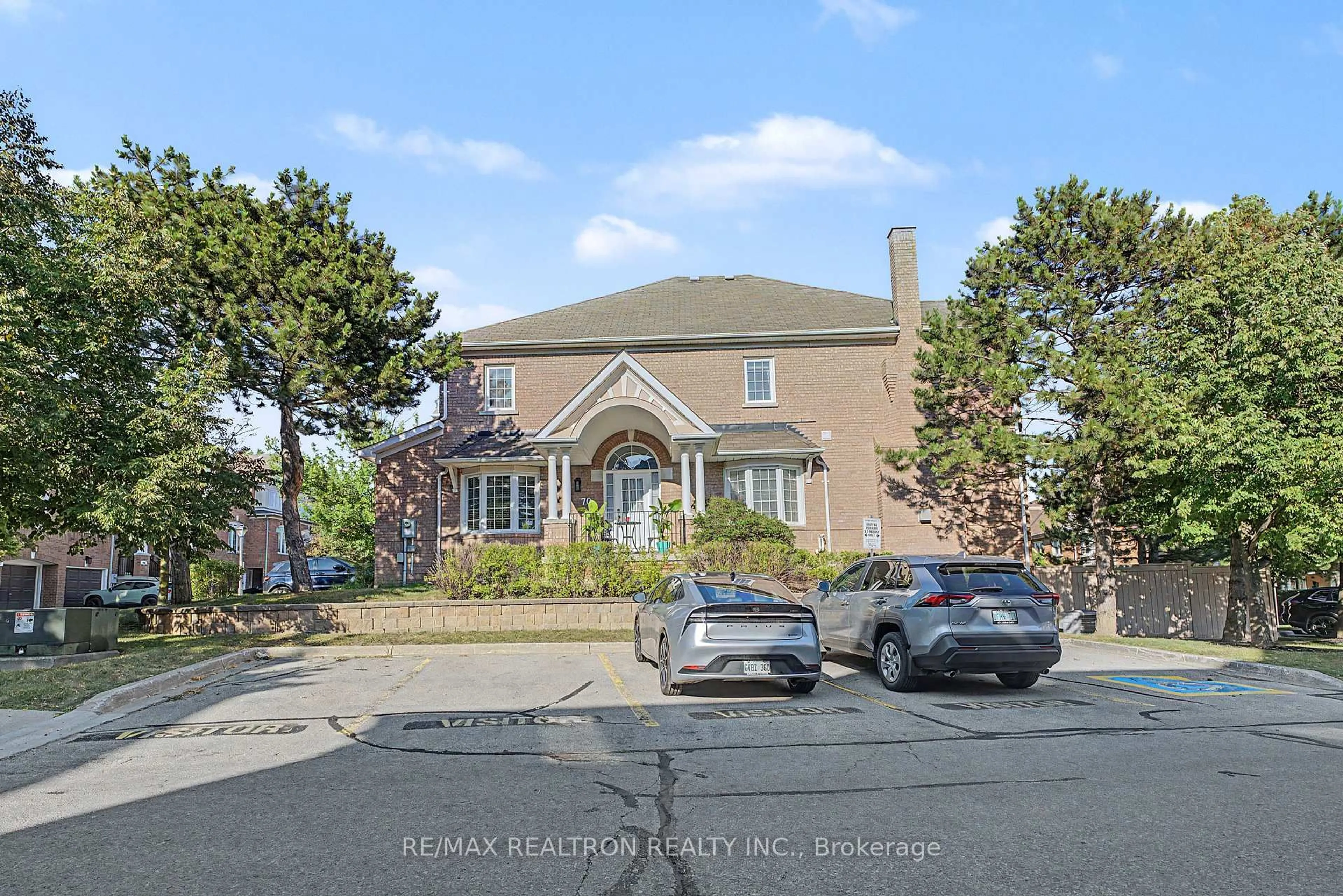 A pic from outside/outdoor area/front of a property/back of a property/a pic from drone, street for 190 Harding Blvd Blvd #70, Richmond Hill Ontario L4C 0J9