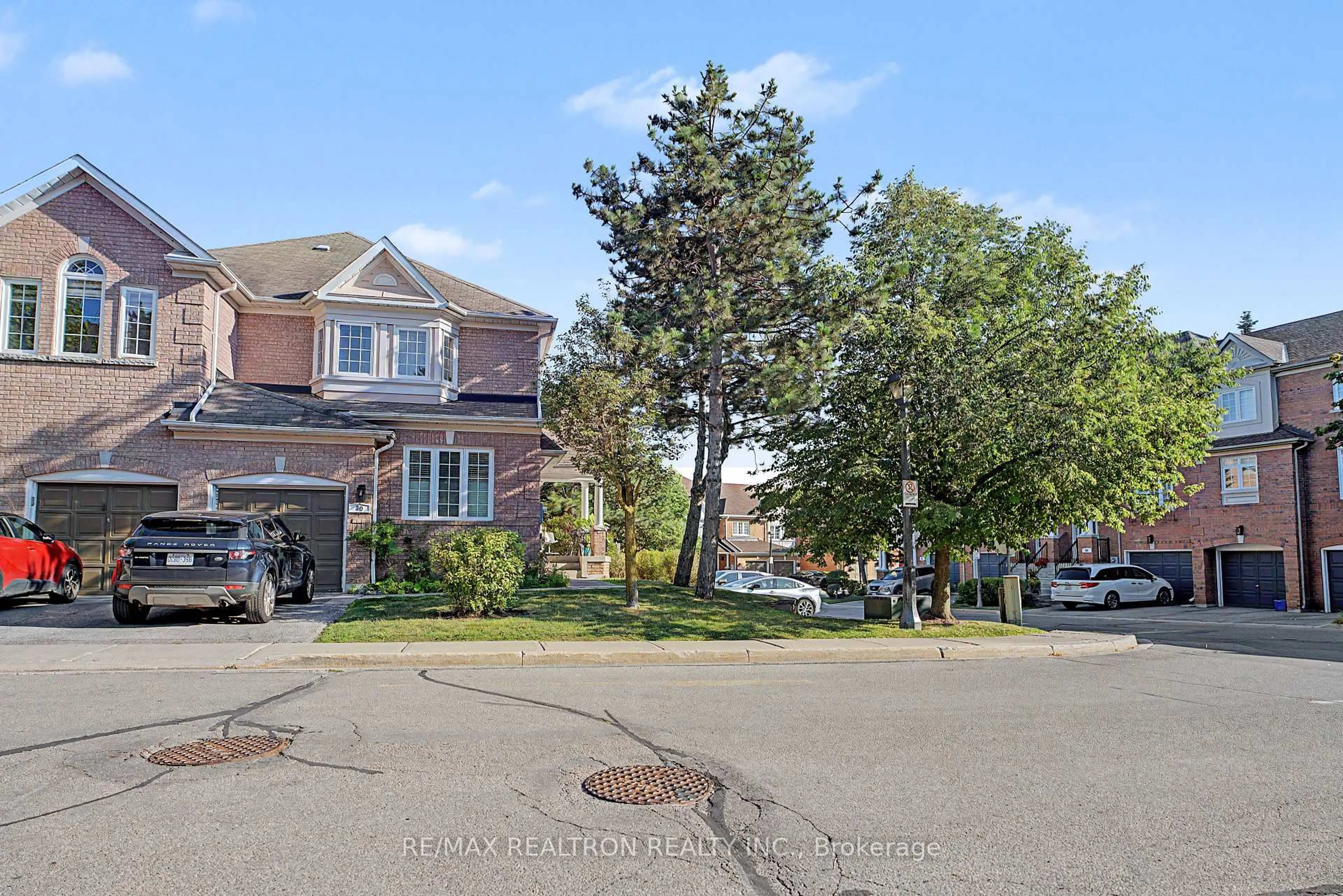 A pic from outside/outdoor area/front of a property/back of a property/a pic from drone, street for 190 Harding Blvd Blvd #70, Richmond Hill Ontario L4C 0J9