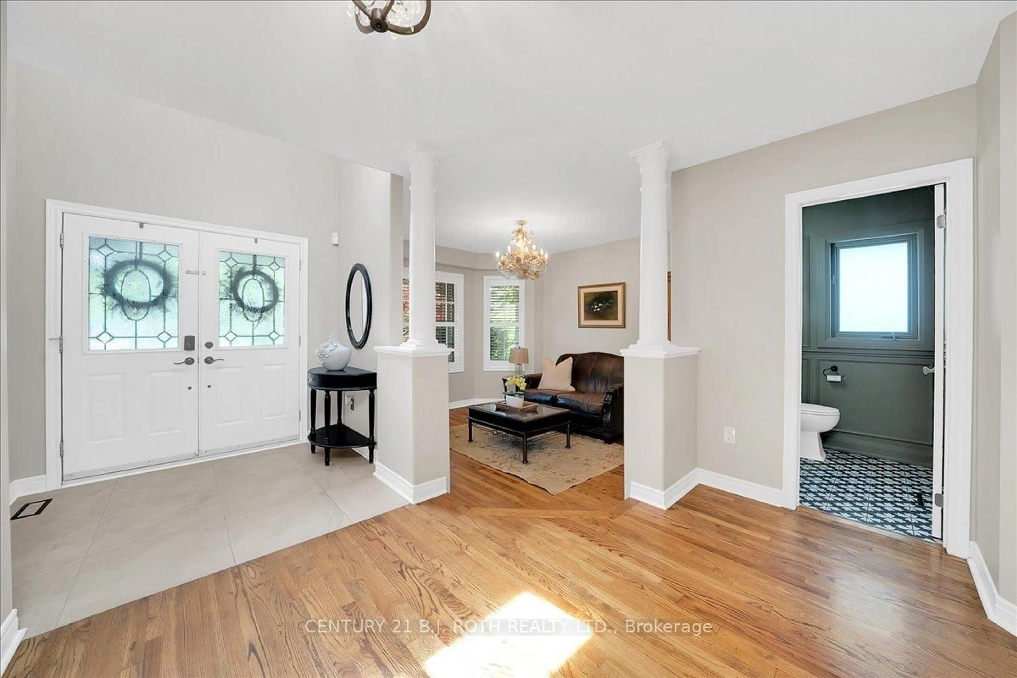 Indoor entryway for 142 Wheeler Cres, Whitchurch-Stouffville Ontario L4A 1K2