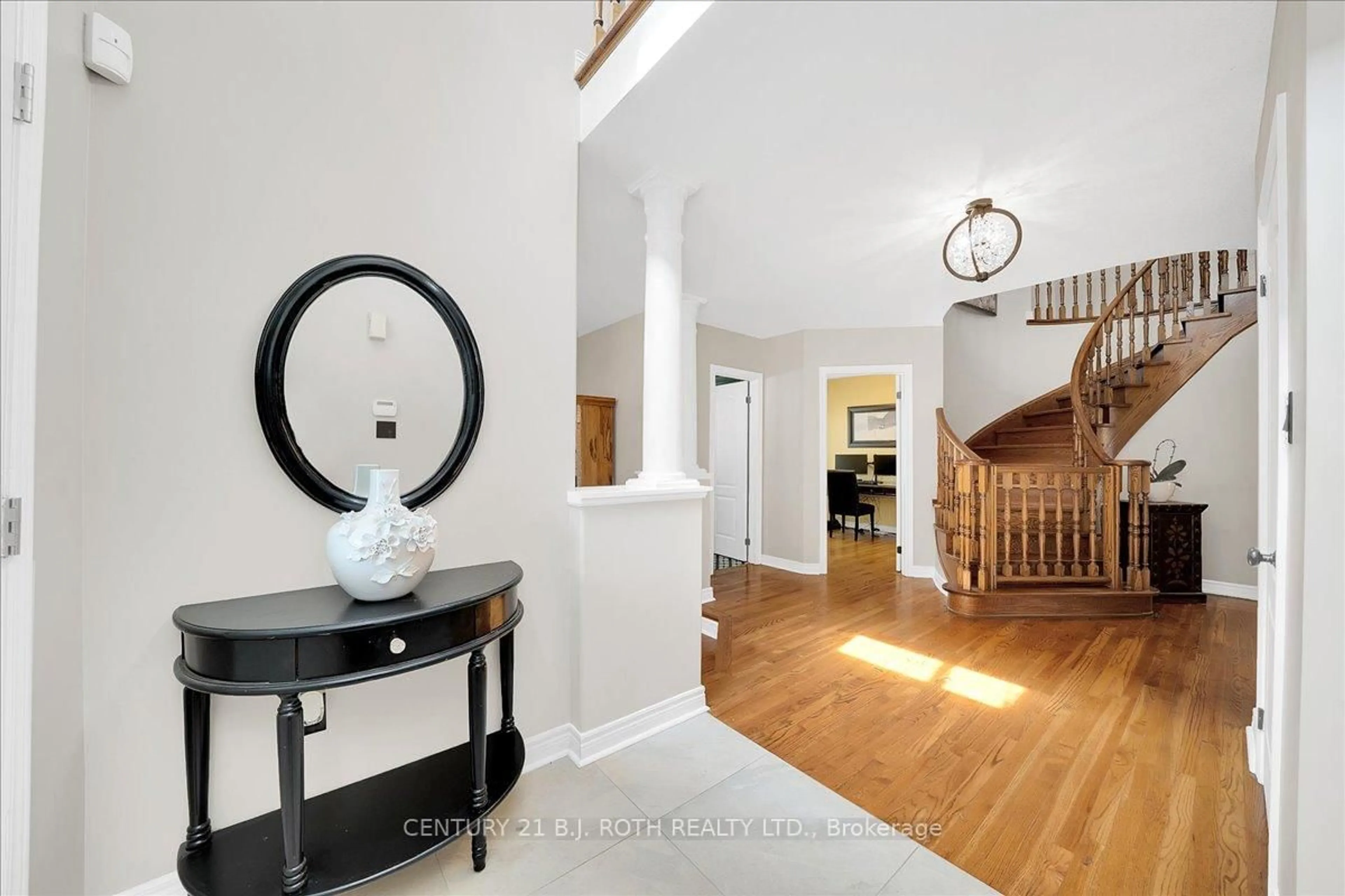 Indoor entryway for 142 Wheeler Cres, Whitchurch-Stouffville Ontario L4A 1K2