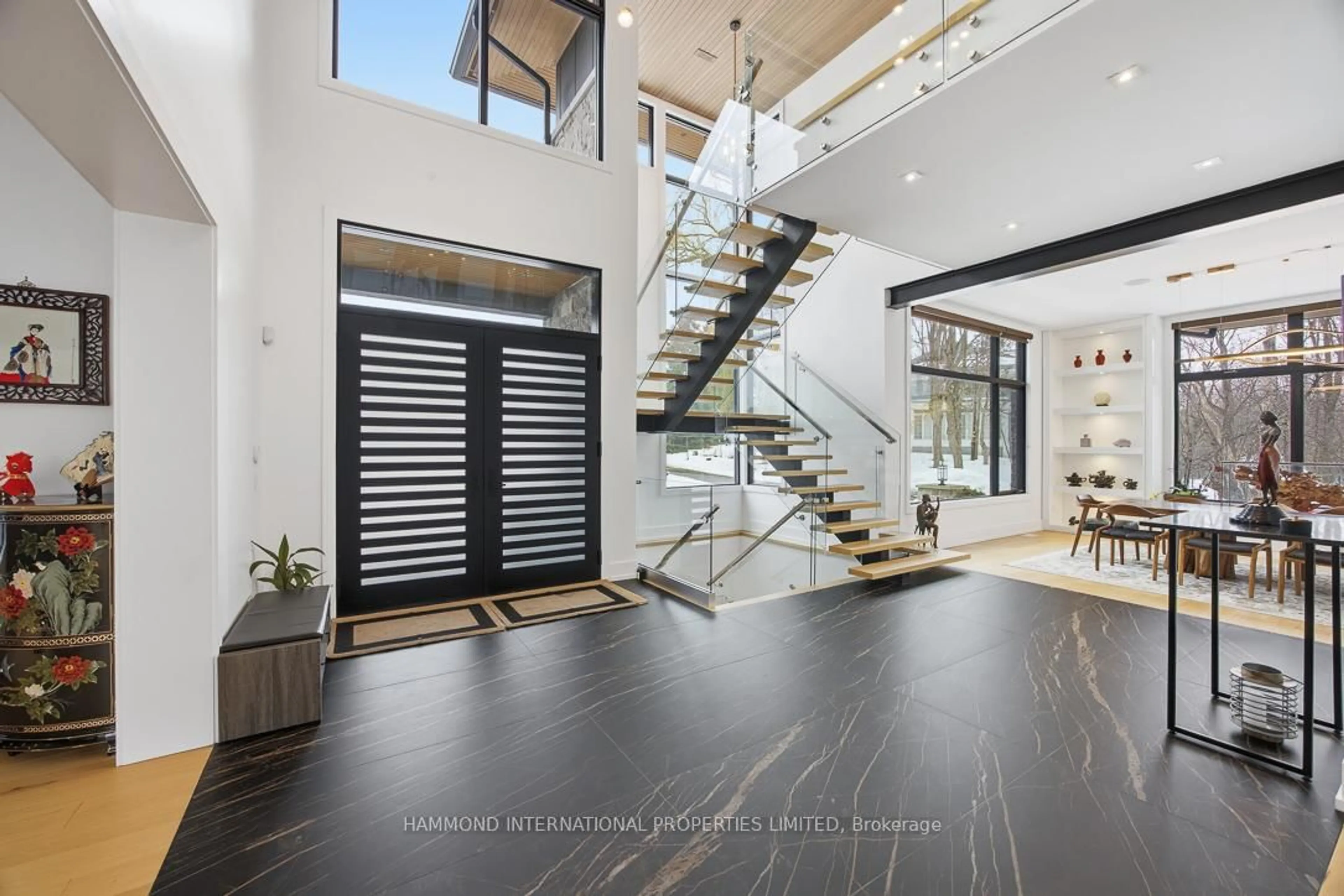 Indoor foyer for 8 Cachet Pkwy, Markham Ontario L6C 1G8