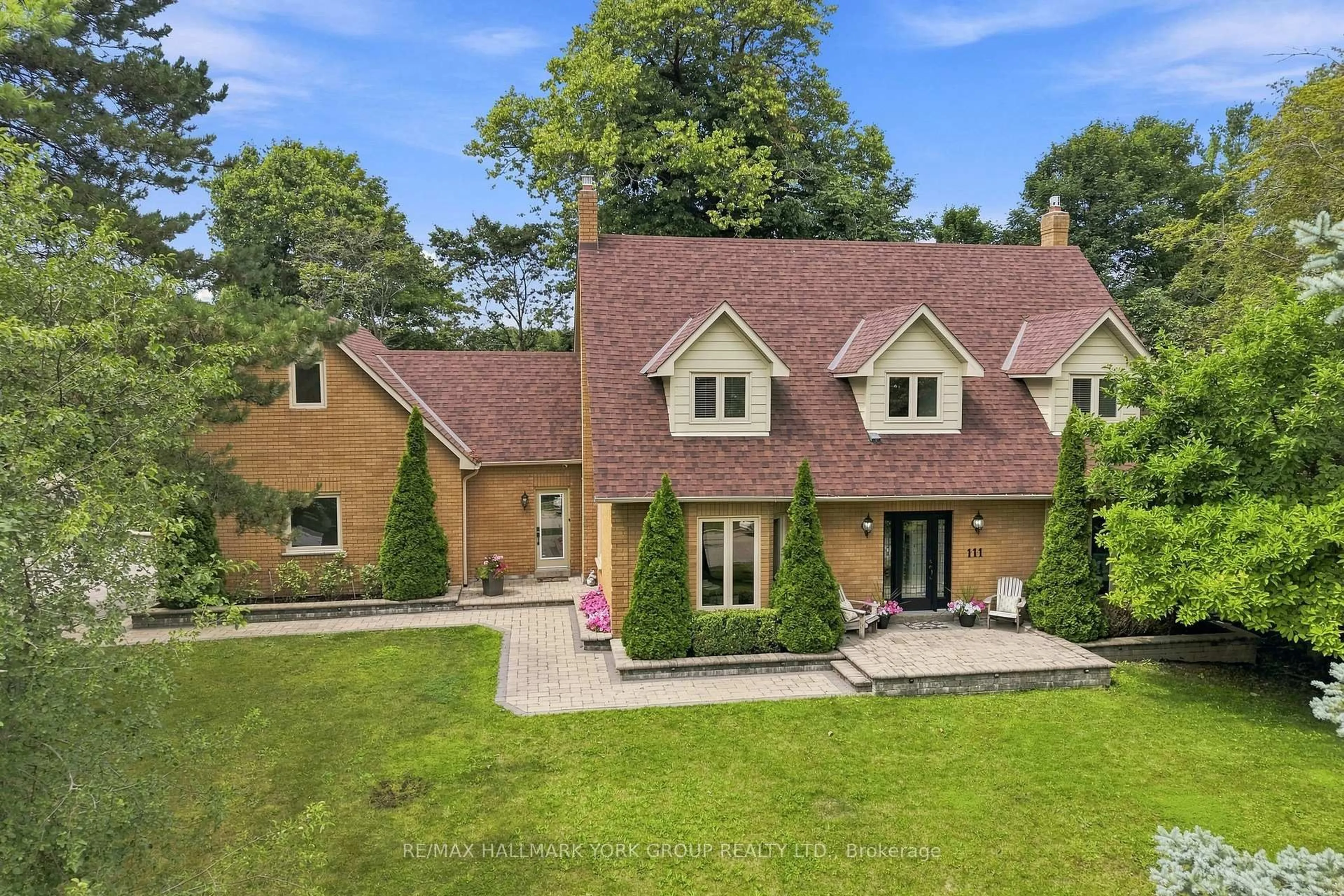 A pic from outside/outdoor area/front of a property/back of a property/a pic from drone, street for 111 Whispering Pine Tr, Aurora Ontario L4G 4X8