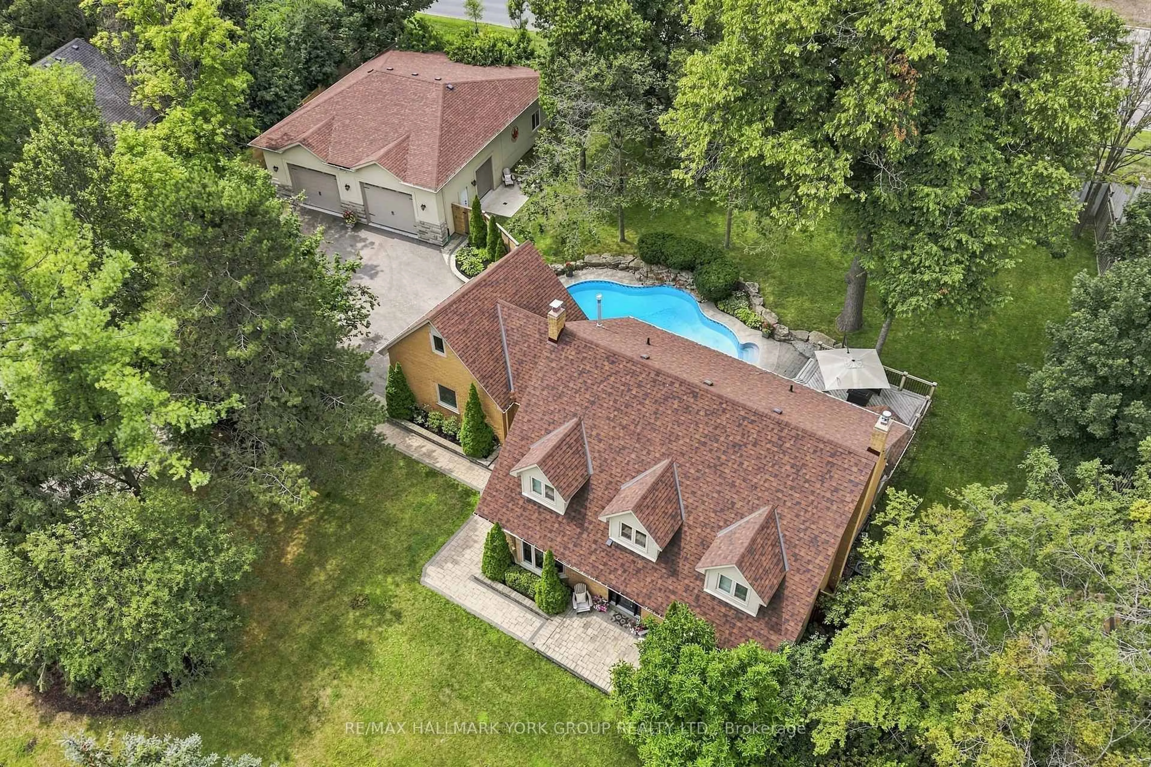 A pic from outside/outdoor area/front of a property/back of a property/a pic from drone, unknown for 111 Whispering Pine Tr, Aurora Ontario L4G 4X8