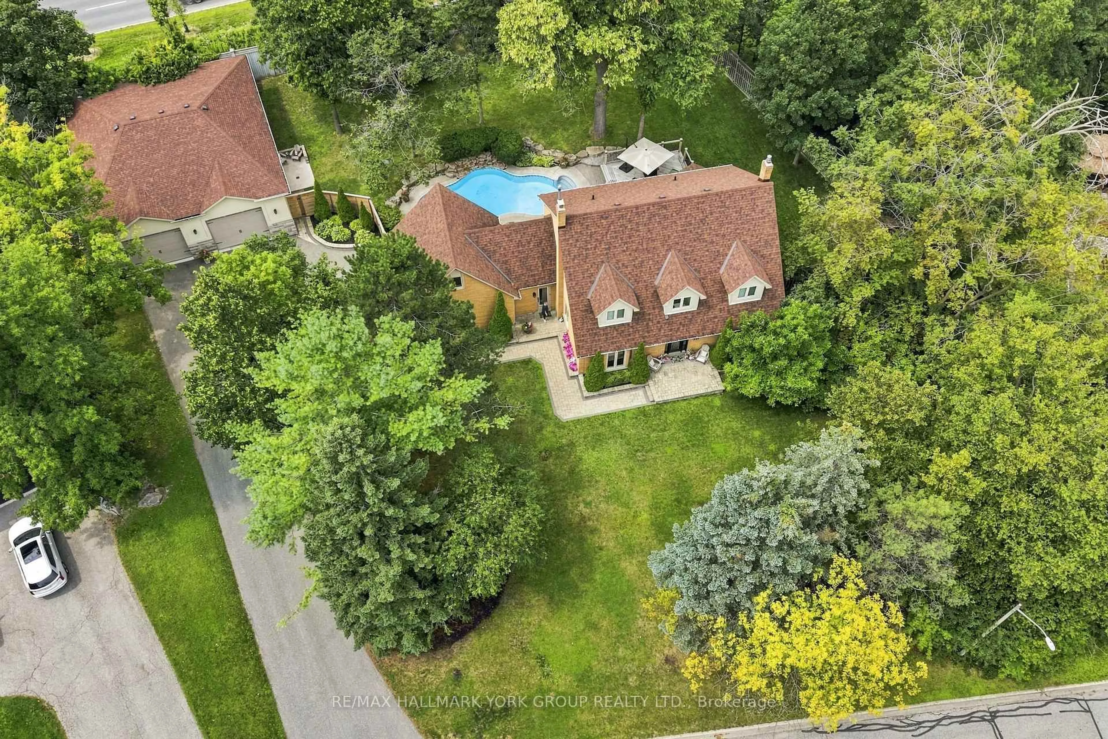 A pic from outside/outdoor area/front of a property/back of a property/a pic from drone, street for 111 Whispering Pine Tr, Aurora Ontario L4G 4X8