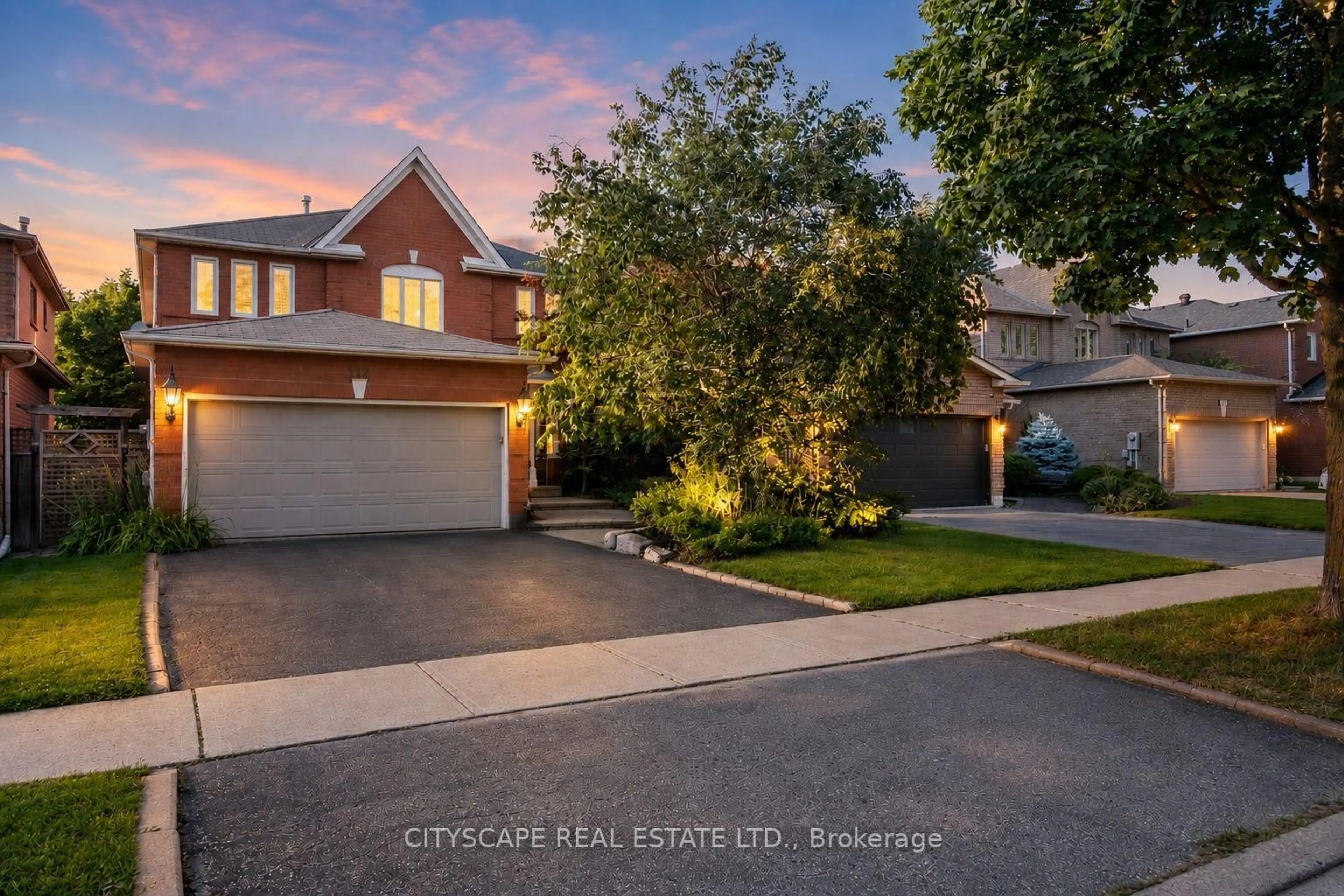 A pic from outside/outdoor area/front of a property/back of a property/a pic from drone, street for 112 Mulholland Dr, Vaughan Ontario L4J 7T8
