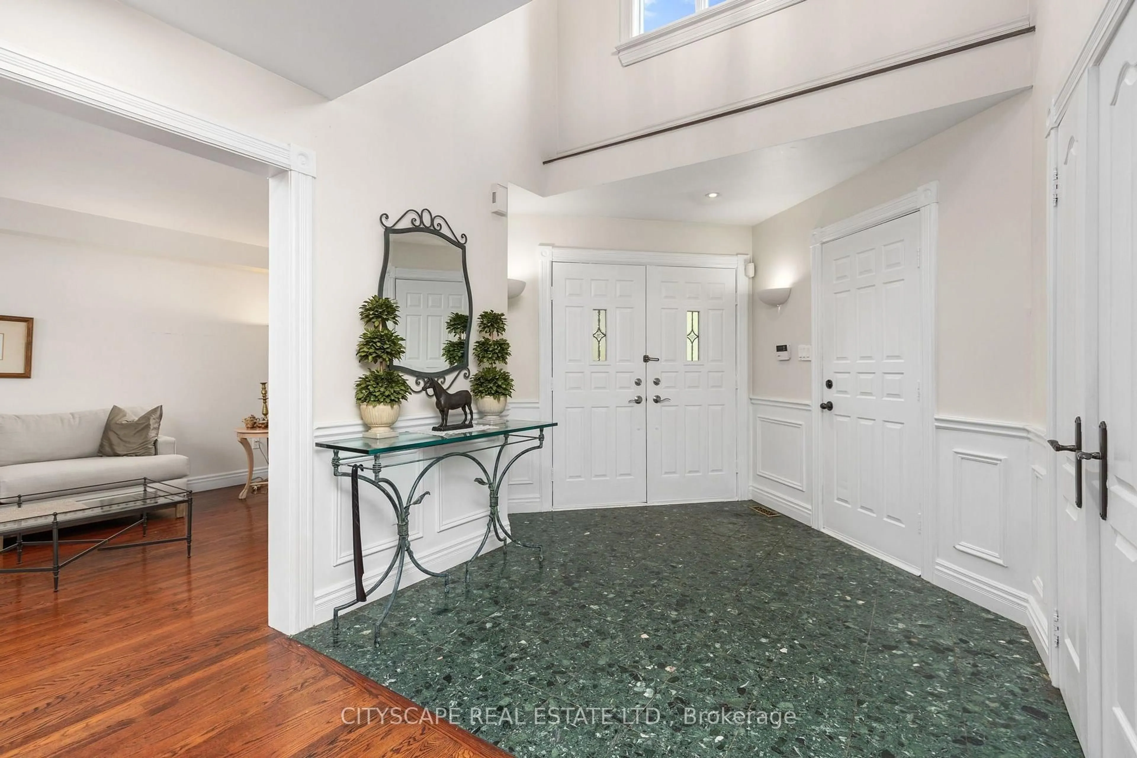 Indoor entryway for 112 Mulholland Dr, Vaughan Ontario L4J 7T8