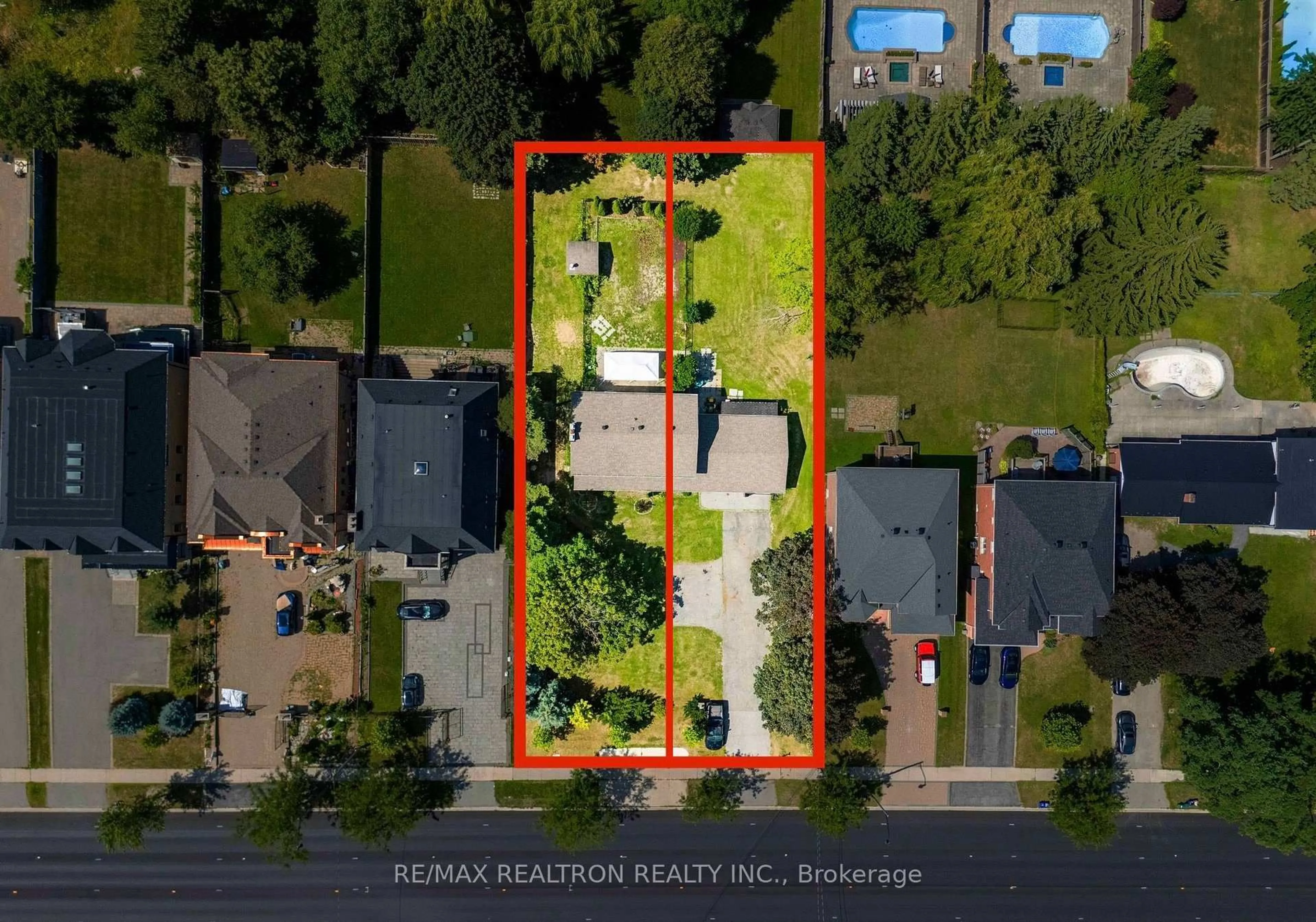 A pic from outside/outdoor area/front of a property/back of a property/a pic from drone, street for 188 19th Ave, Richmond Hill Ontario L4E 3P6