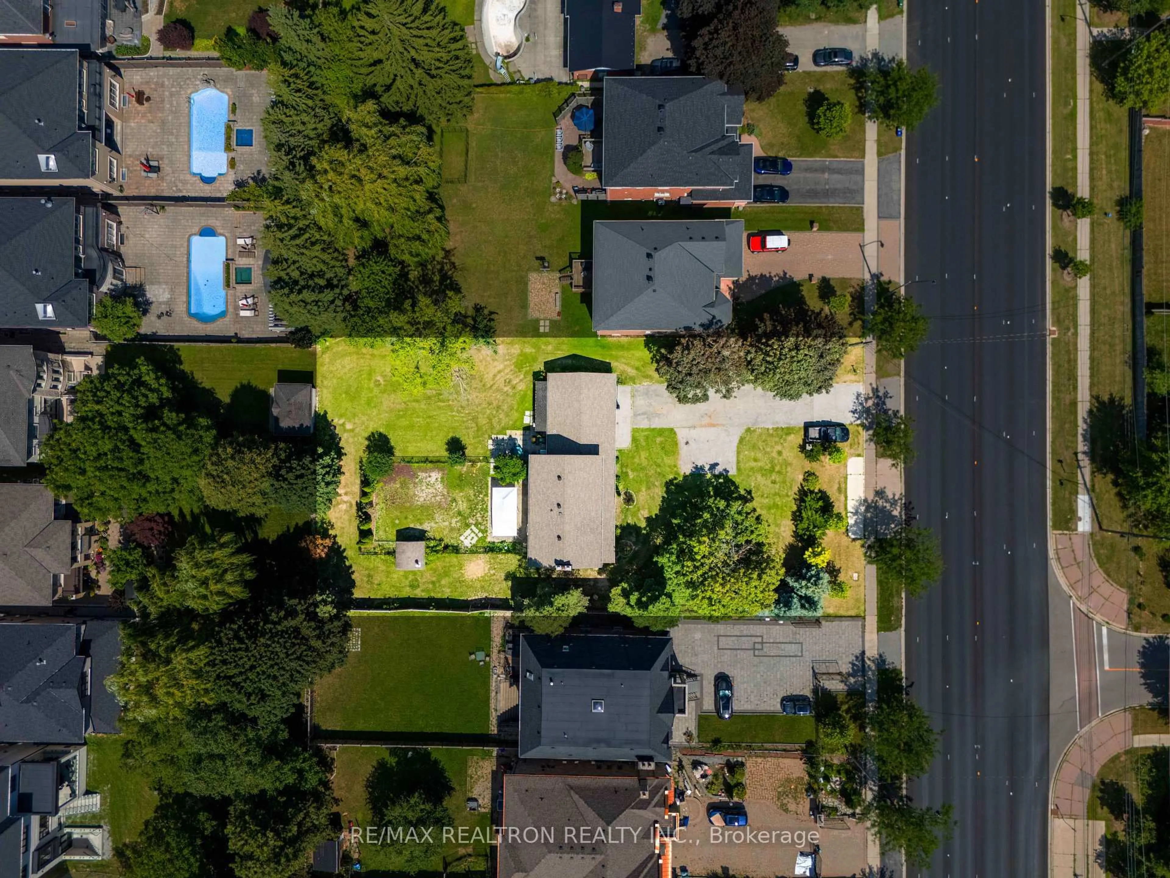 A pic from outside/outdoor area/front of a property/back of a property/a pic from drone, street for 188 19th Ave, Richmond Hill Ontario L4E 3P6