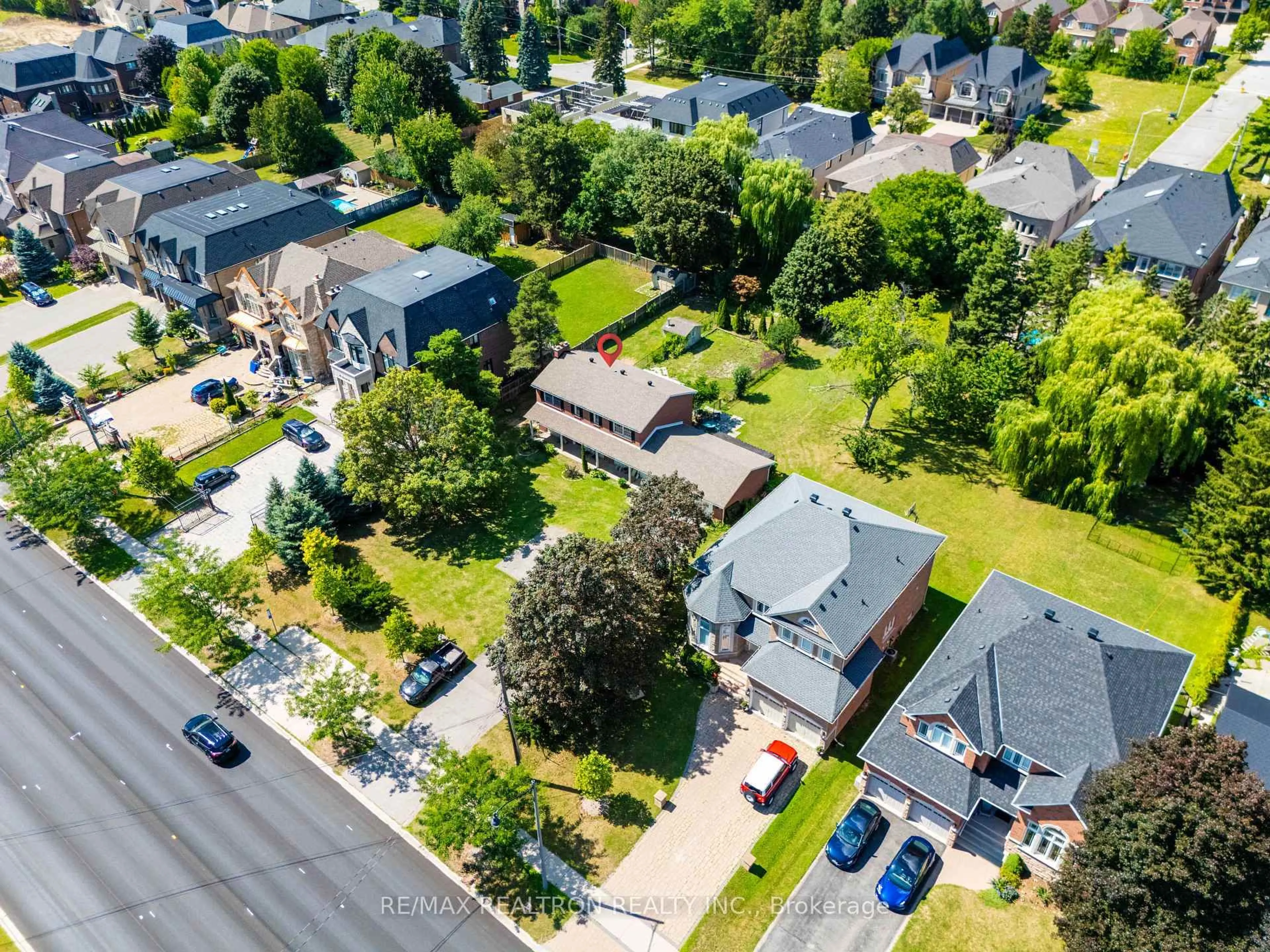 A pic from outside/outdoor area/front of a property/back of a property/a pic from drone, street for 188 19th Ave, Richmond Hill Ontario L4E 3P6