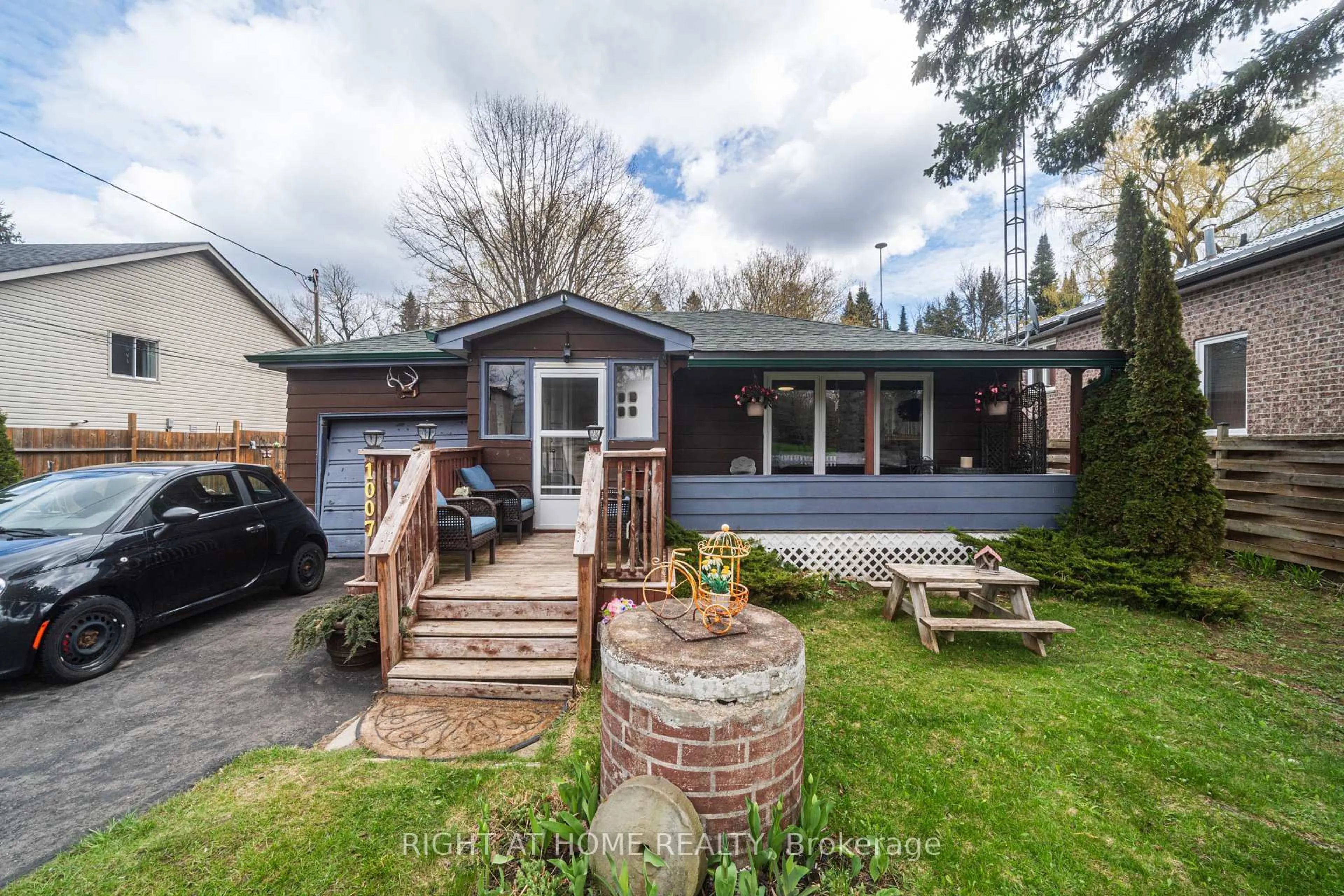 Home with vinyl exterior material, street for 1007 Ferrier Ave, Innisfil Ontario L0L 1W0