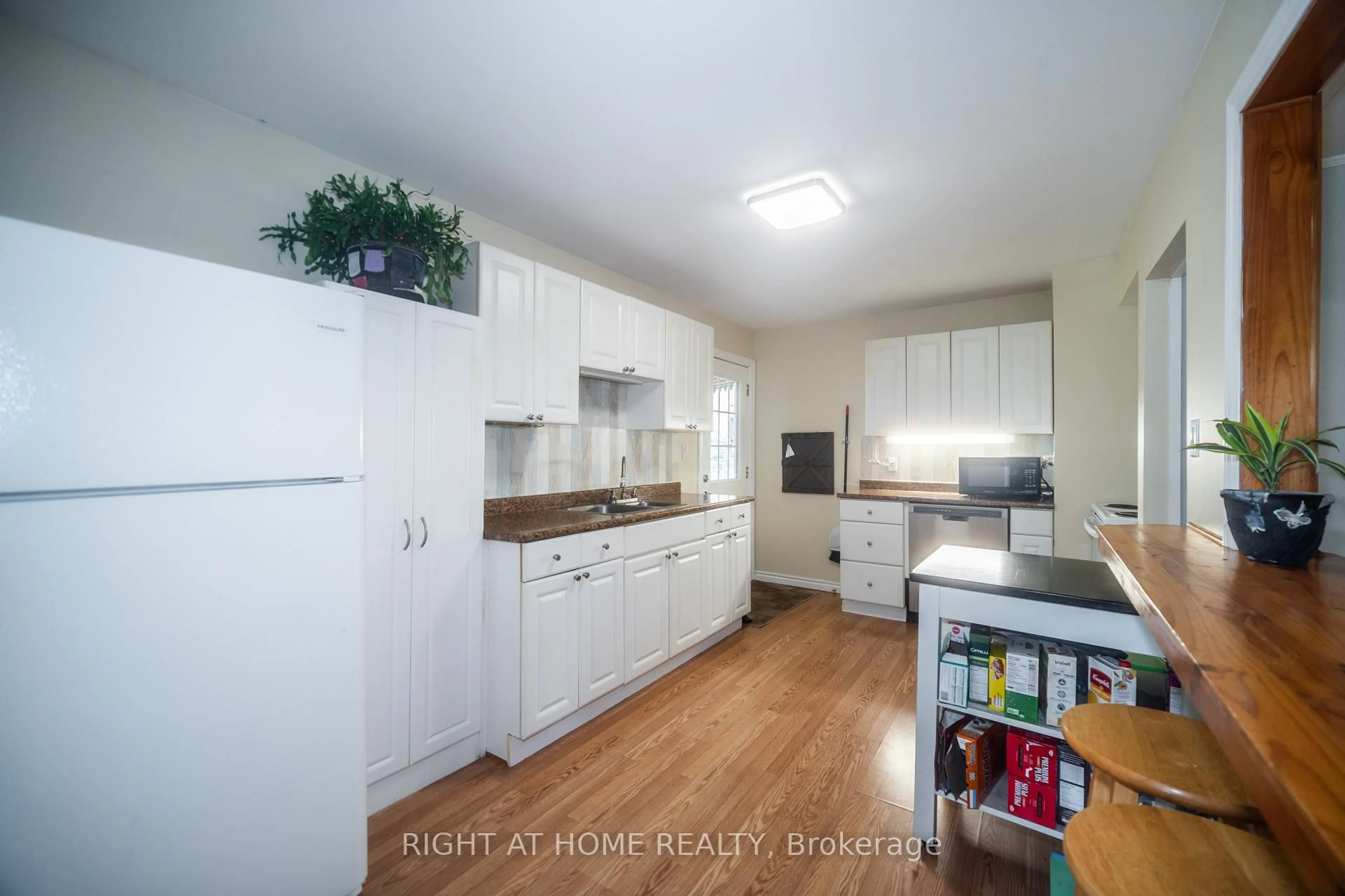 Standard kitchen, unknown for 1007 Ferrier Ave, Innisfil Ontario L0L 1W0