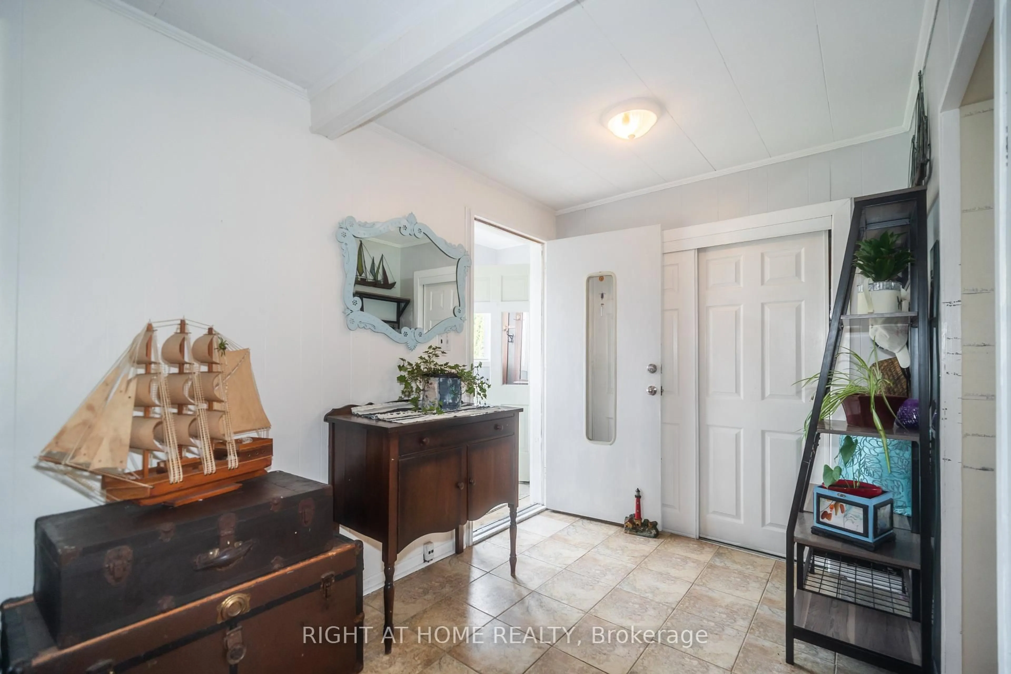 Indoor entryway for 1007 Ferrier Ave, Innisfil Ontario L0L 1W0