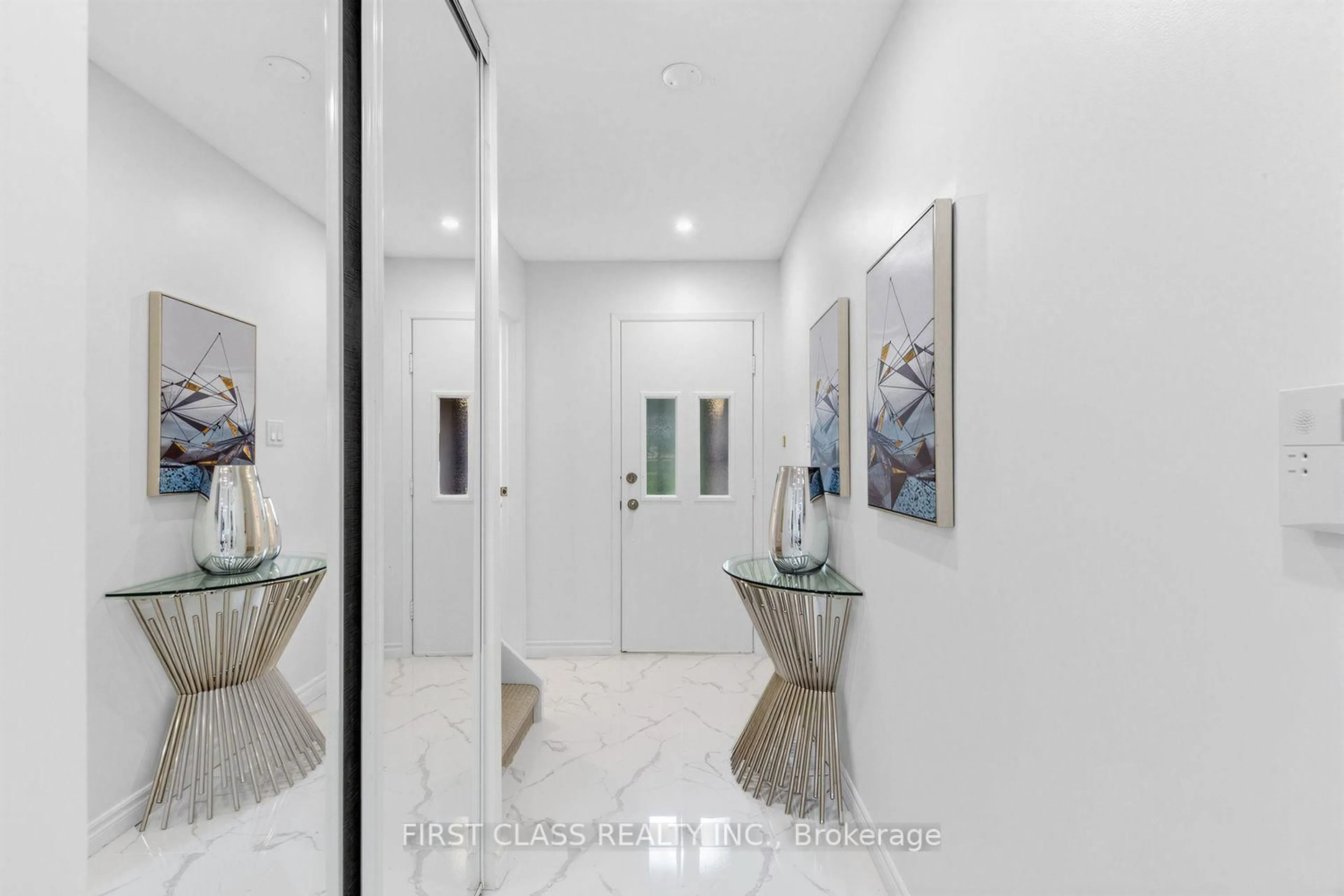 Indoor foyer for 16 Woodglen Way #8, Markham Ontario L3R 3A8