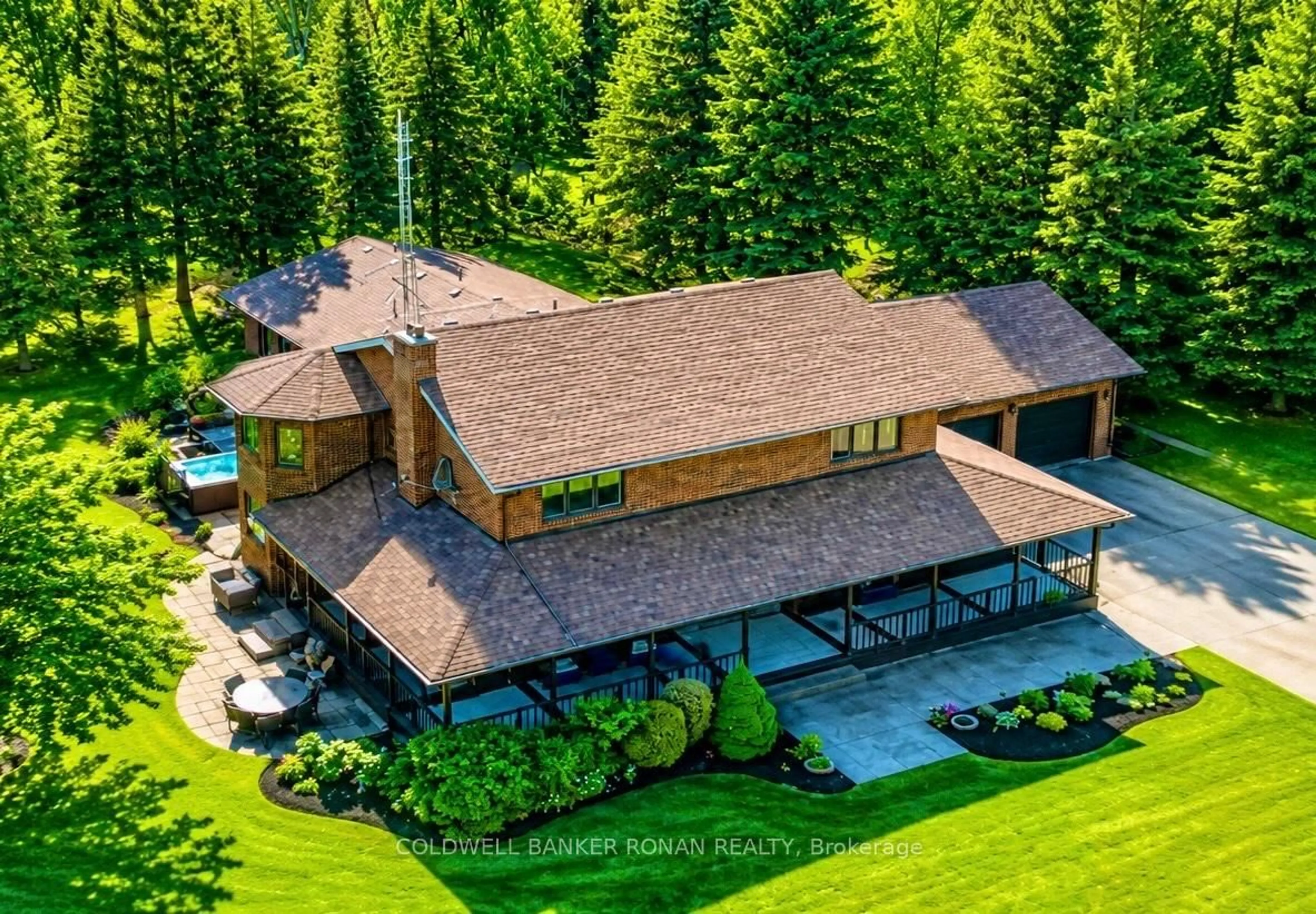 A pic from outside/outdoor area/front of a property/back of a property/a pic from drone, unknown for 1960 10th Sdrd, New Tecumseth Ontario L0G 1W0